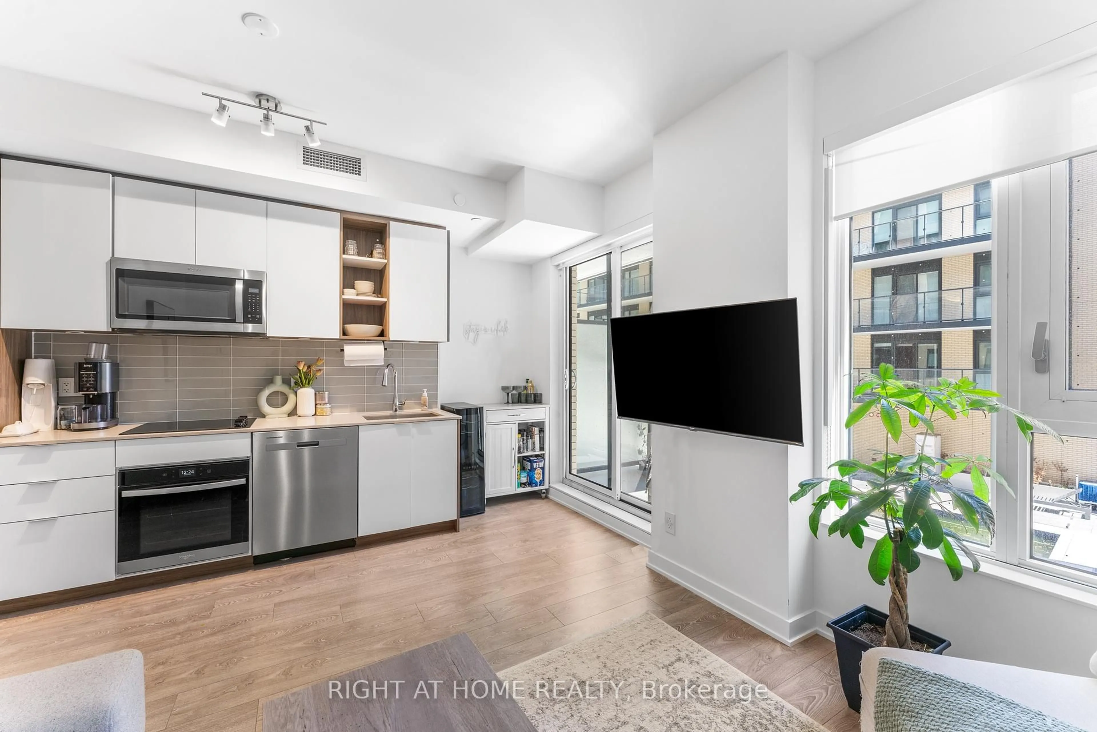 Open concept kitchen, unknown for 543 Richmond St #334, Toronto Ontario M5V 1Y6