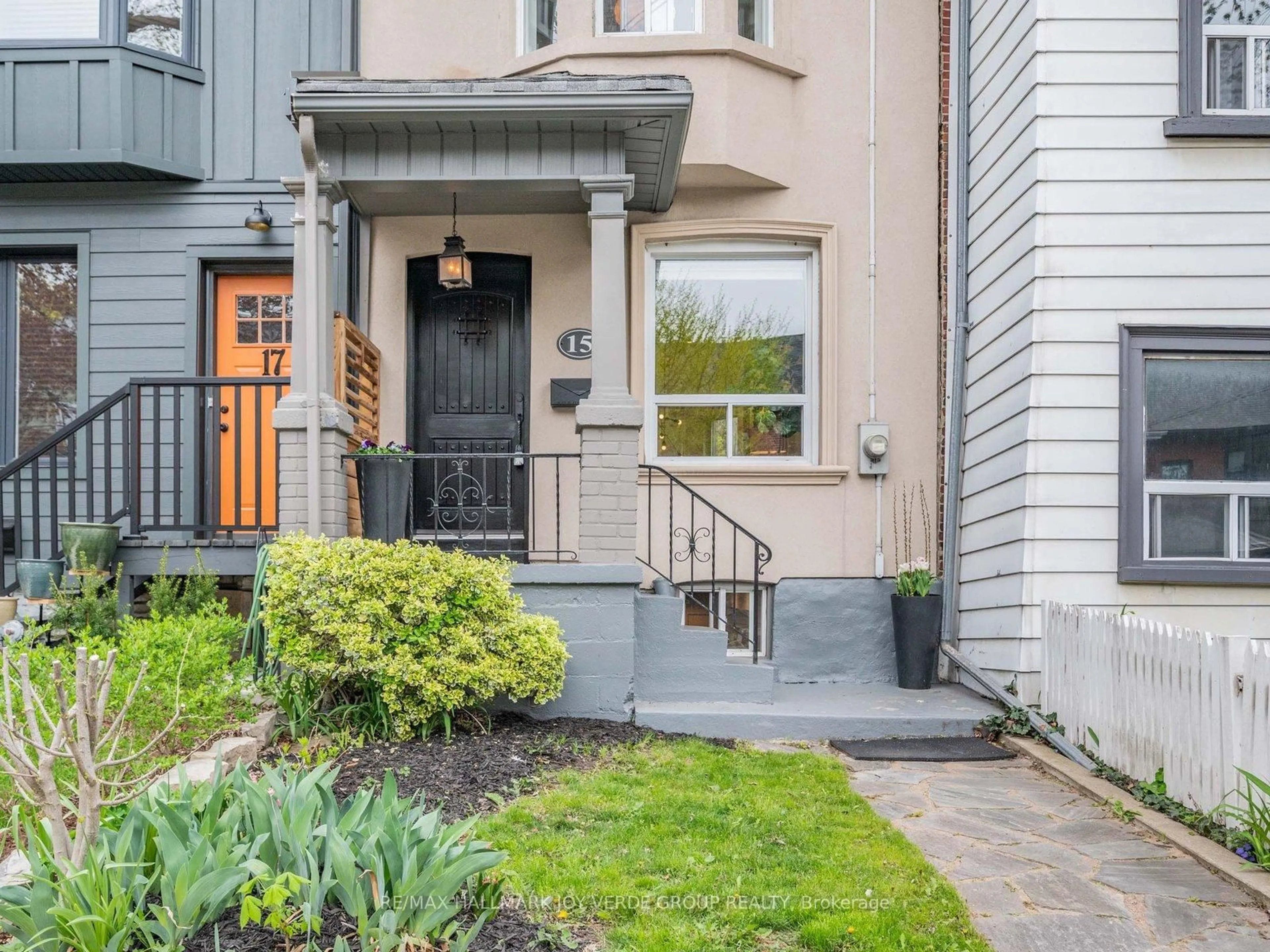 Indoor entryway for 15 Bellwoods Ave, Toronto Ontario M6J 2P5
