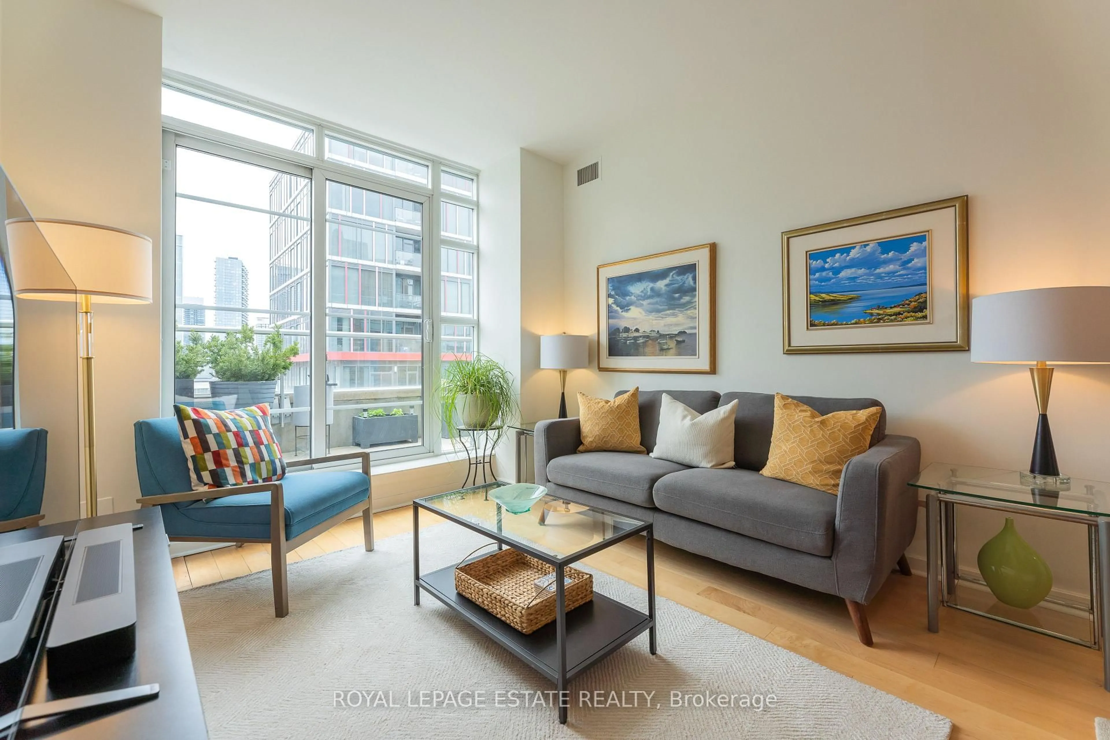 Living room with furniture, unknown for 438 Richmond St #1409, Toronto Ontario M5V 3S6