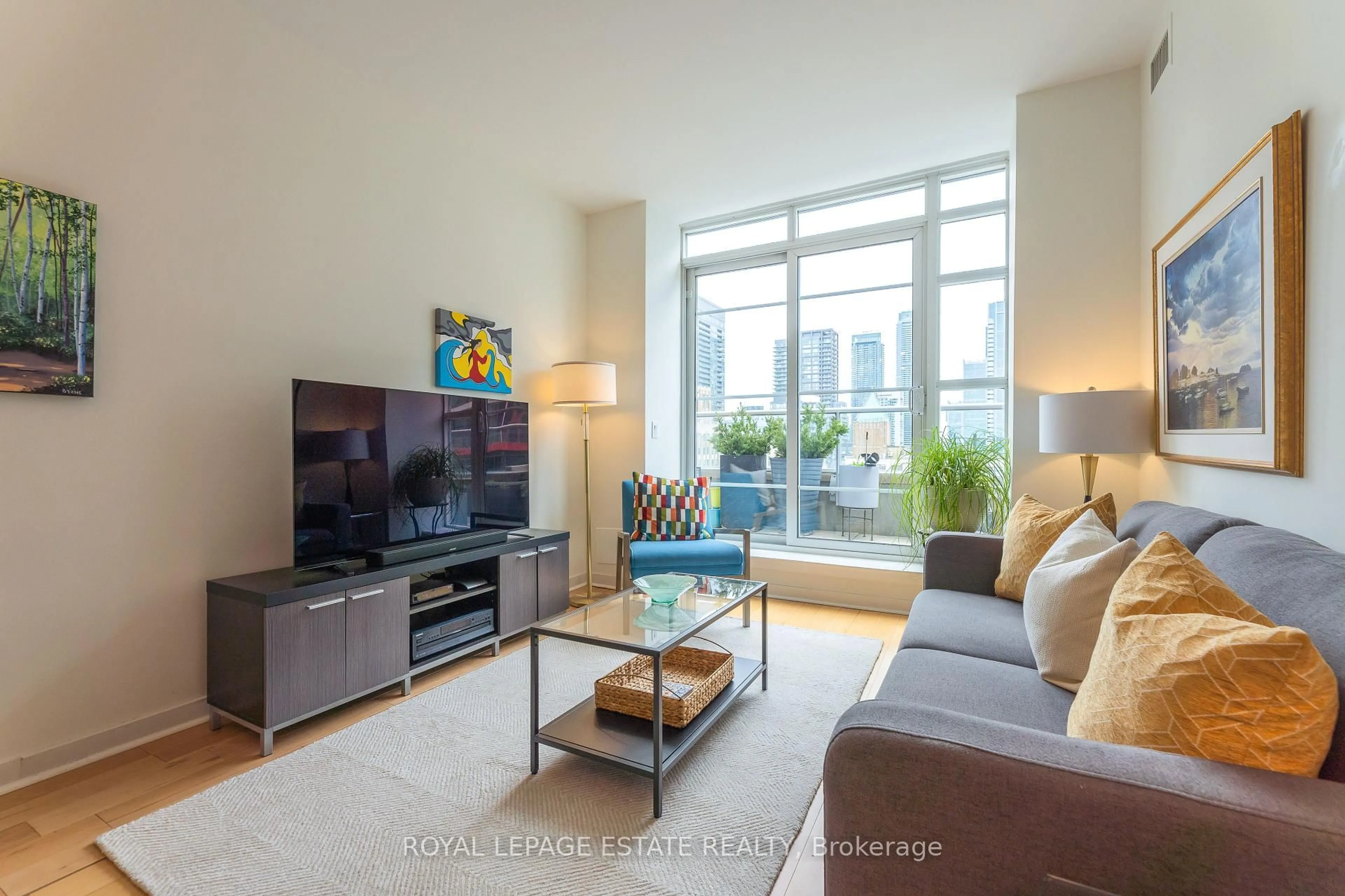 Living room with furniture, unknown for 438 Richmond St #1409, Toronto Ontario M5V 3S6