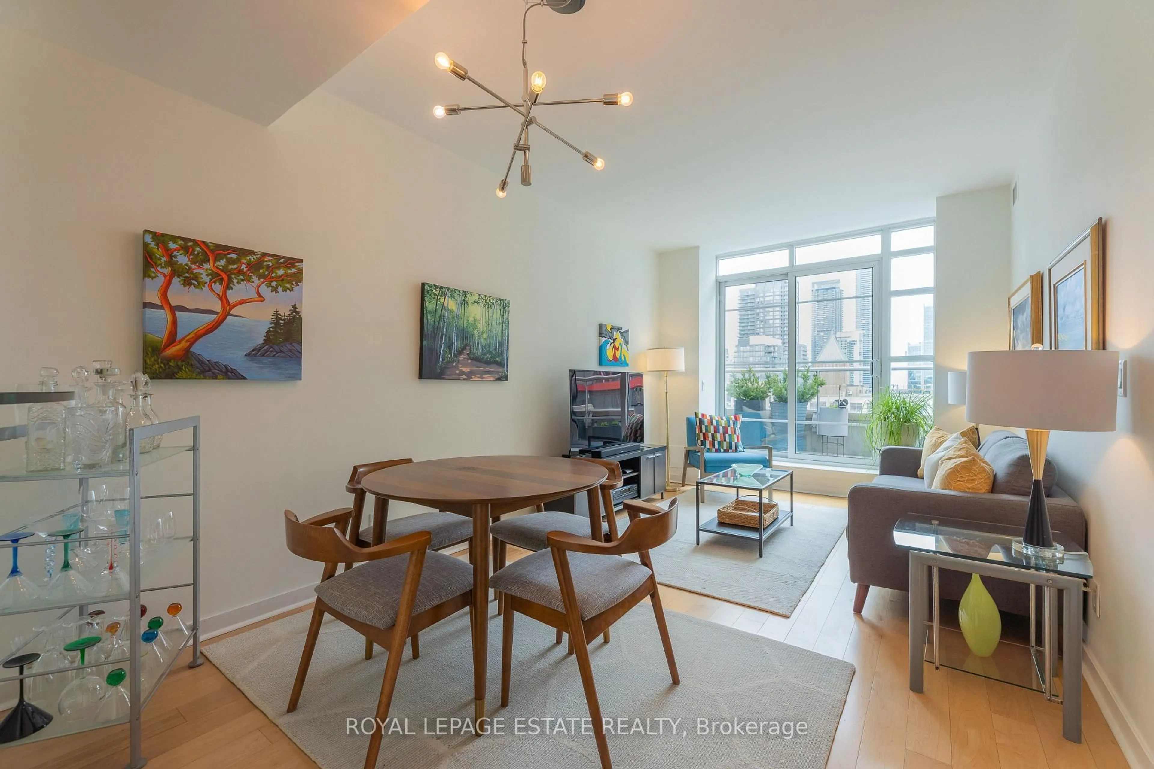 Living room with furniture, unknown for 438 Richmond St #1409, Toronto Ontario M5V 3S6