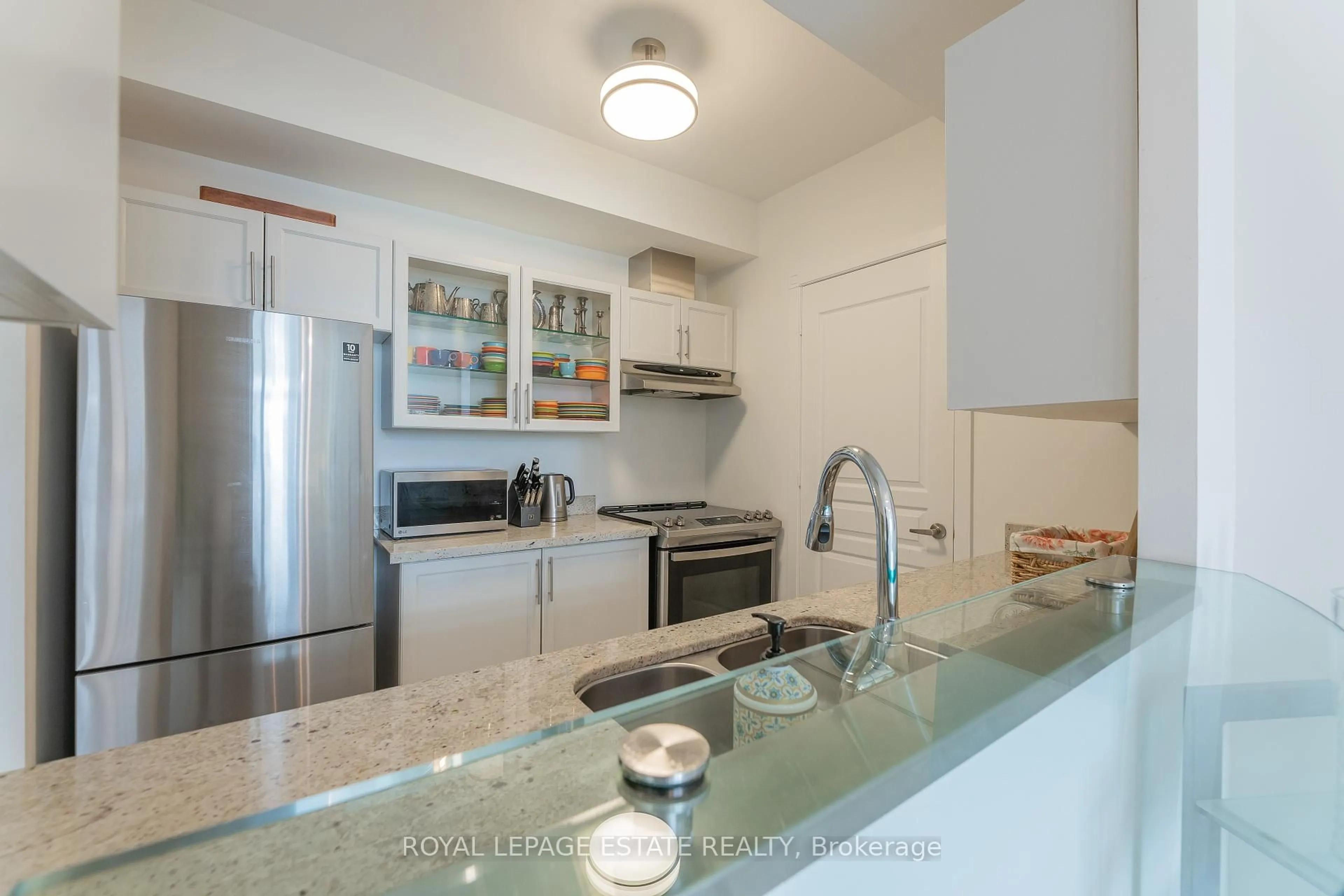 Standard kitchen, ceramic/tile floor for 438 Richmond St #1409, Toronto Ontario M5V 3S6