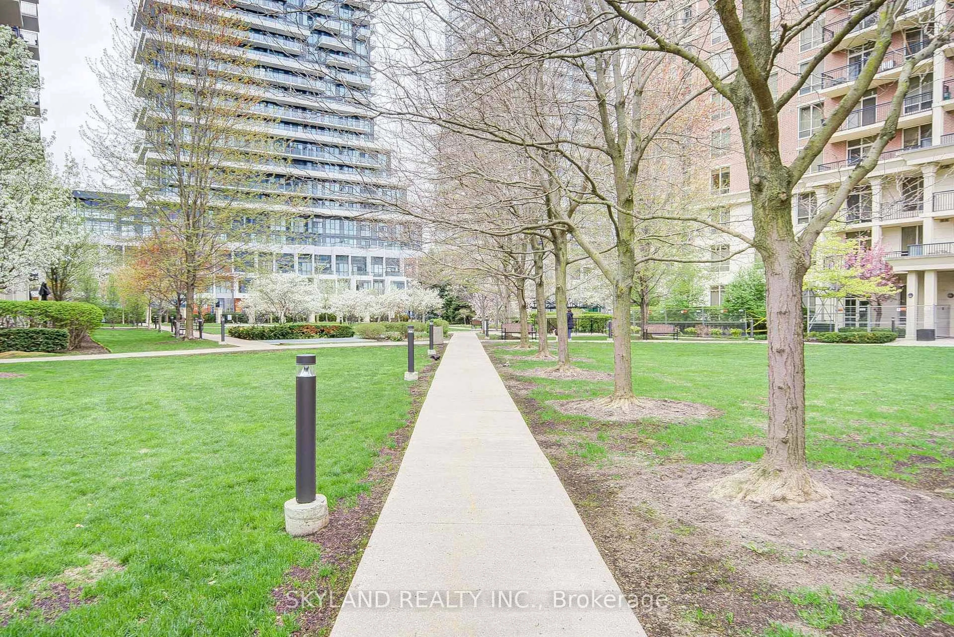 Patio, street for 1105 Leslie St #1106, Toronto Ontario M3C 4G9