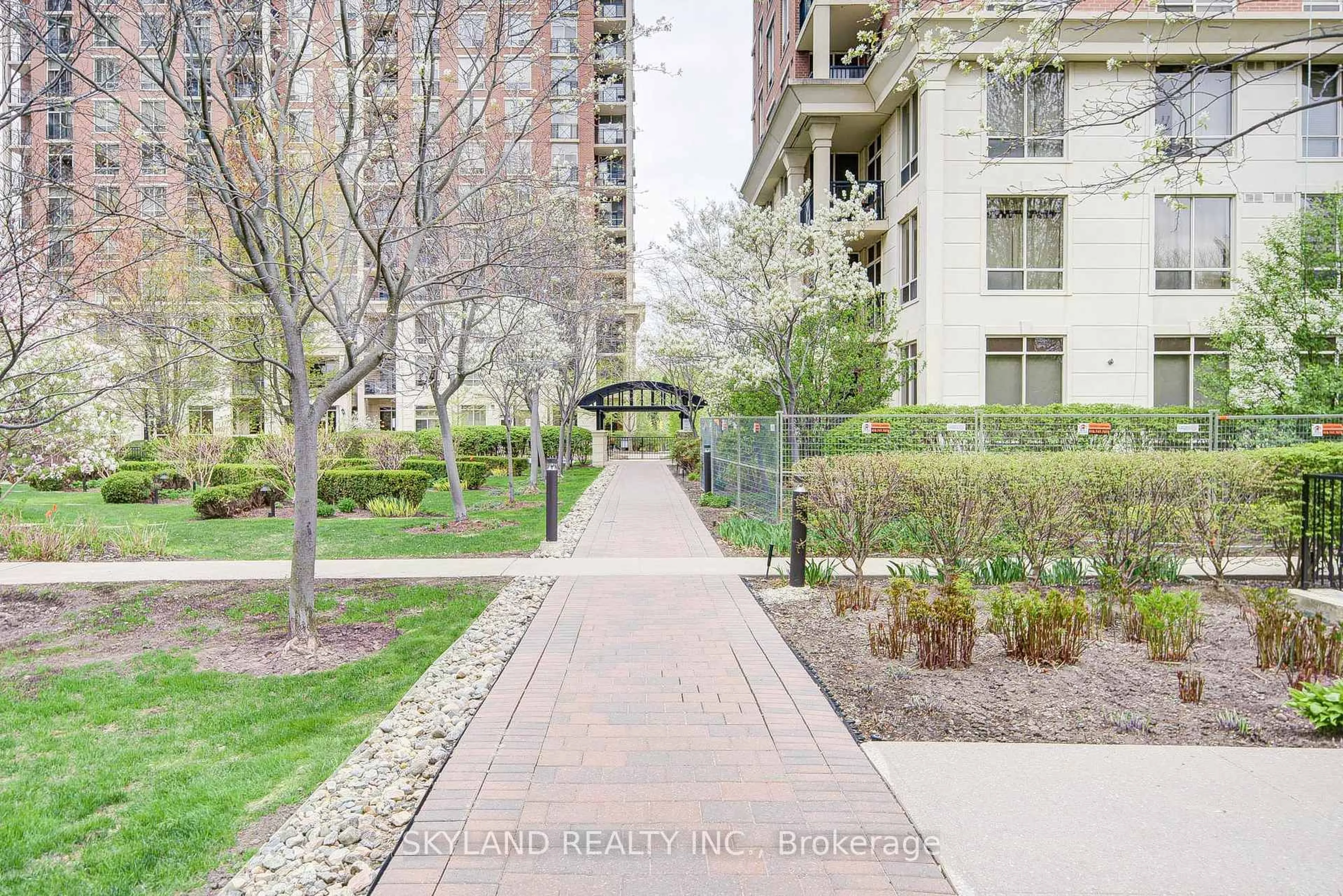 Patio, street for 1105 Leslie St #1106, Toronto Ontario M3C 4G9