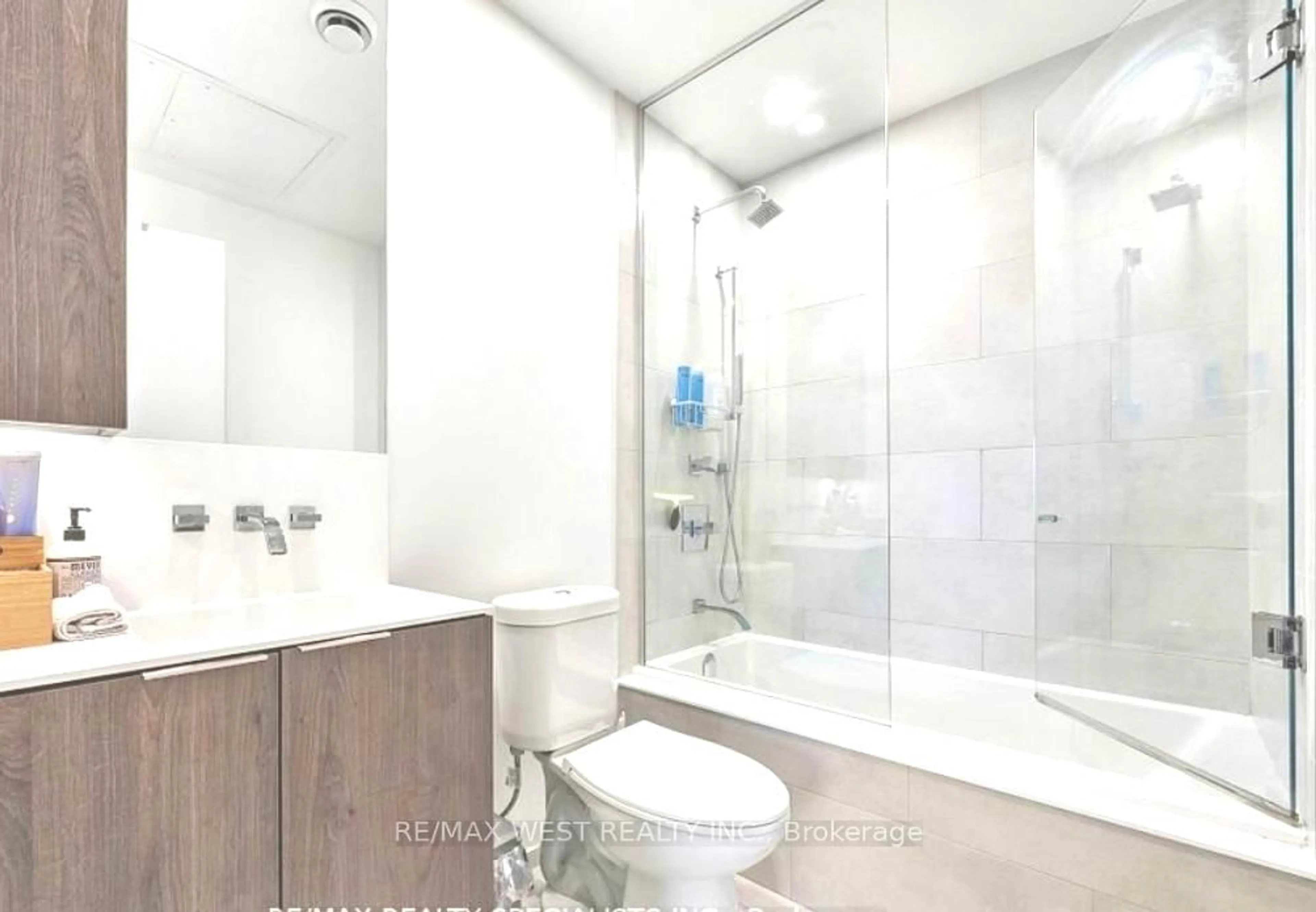 Standard bathroom, ceramic/tile floor for 12 Bonnycastle St #609, Toronto Ontario M5A 0C8