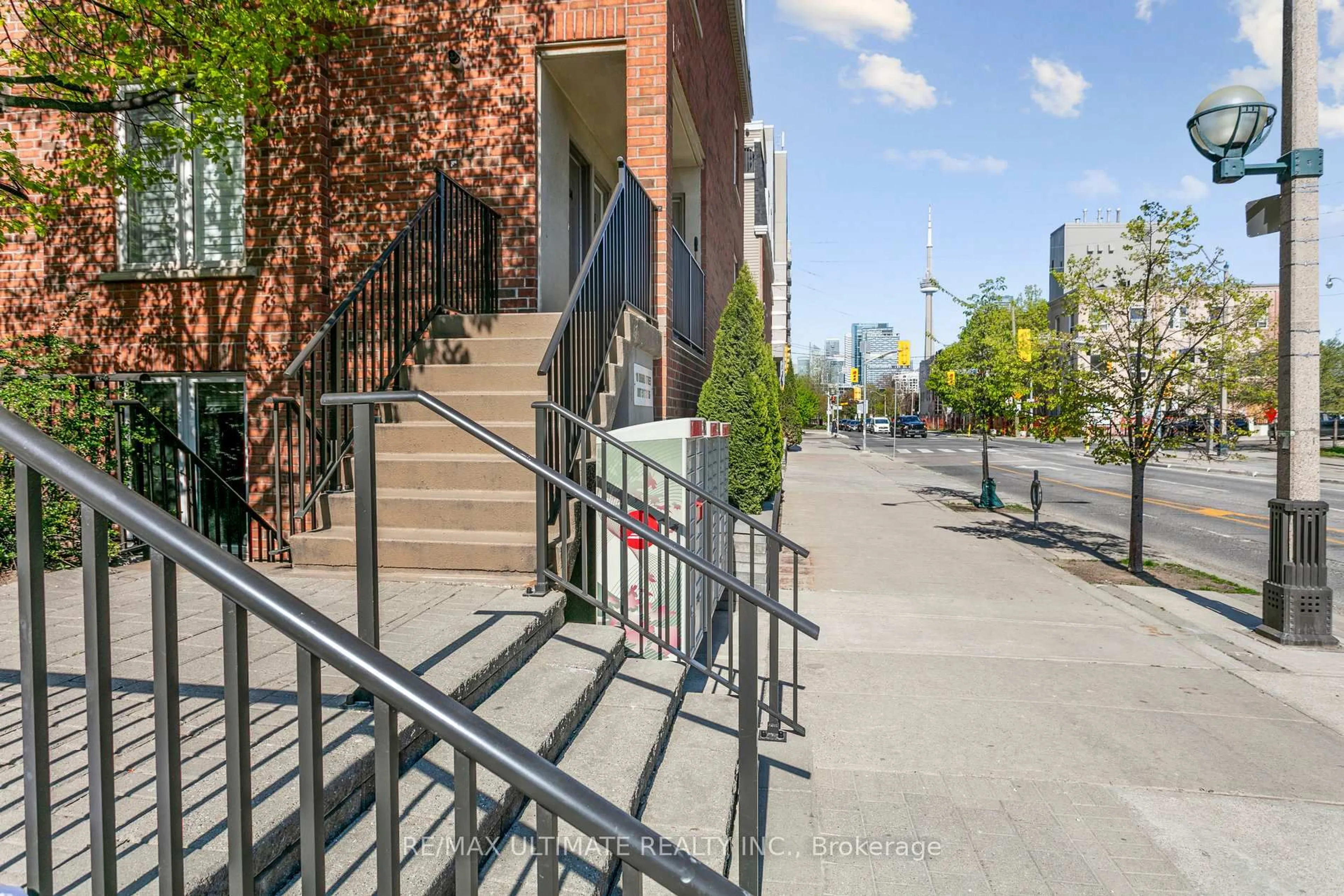 Patio, street for 12 Douro St #TH426, Toronto Ontario M6K 3M4