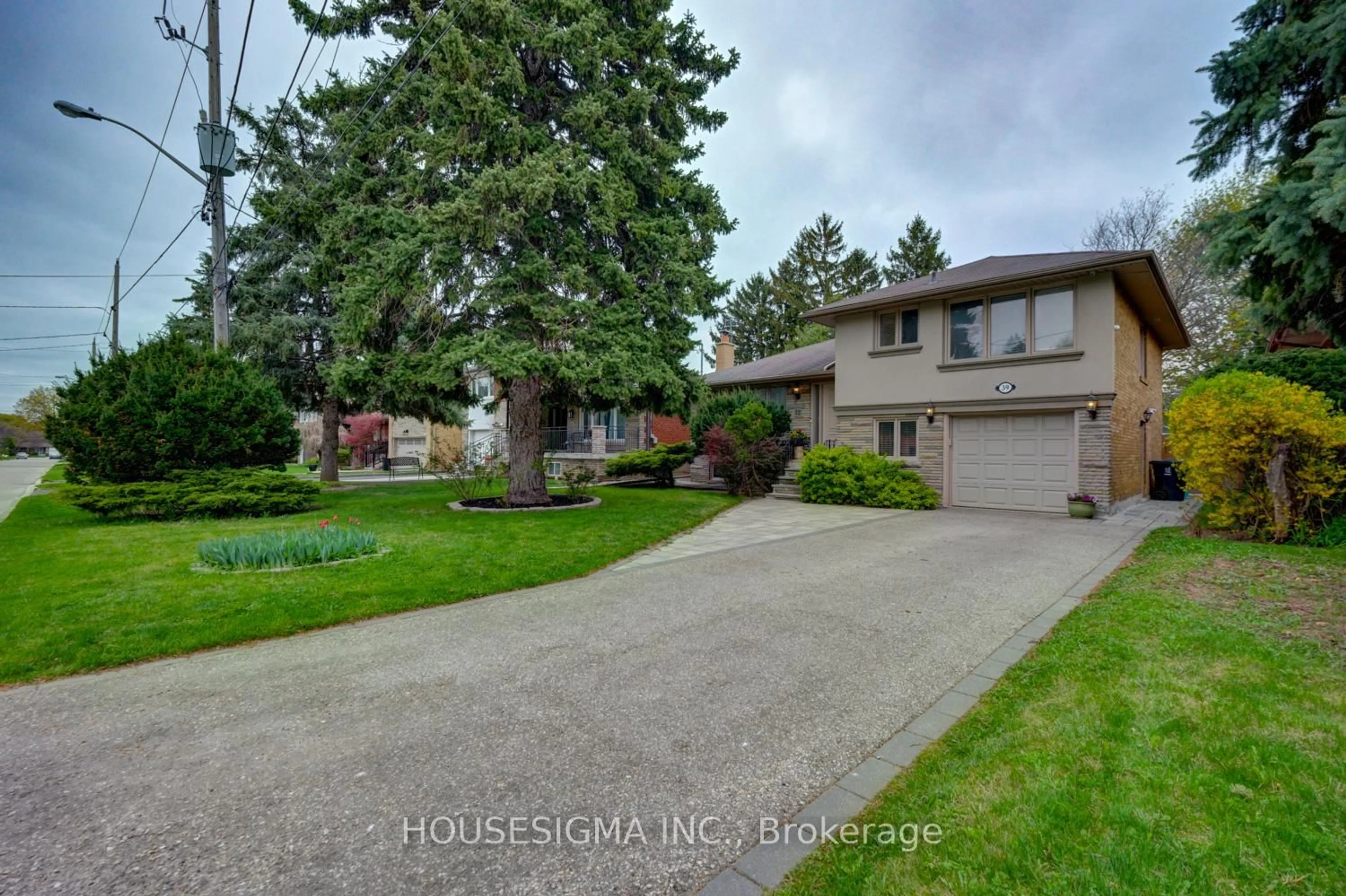 A pic from outside/outdoor area/front of a property/back of a property/a pic from drone, street for 39 Pannahill Rd, Toronto Ontario M3H 4N4