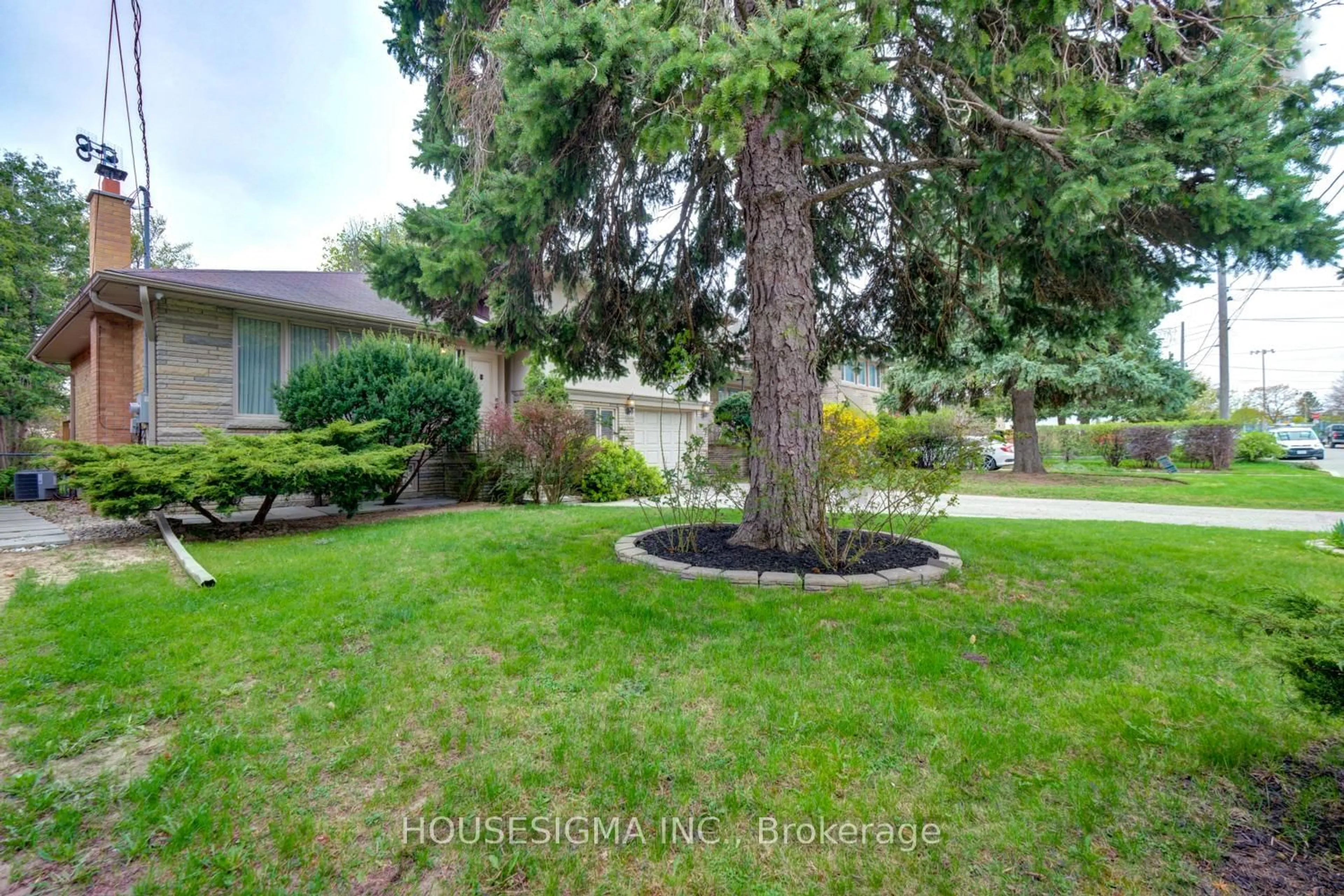 A pic from outside/outdoor area/front of a property/back of a property/a pic from drone, street for 39 Pannahill Rd, Toronto Ontario M3H 4N4