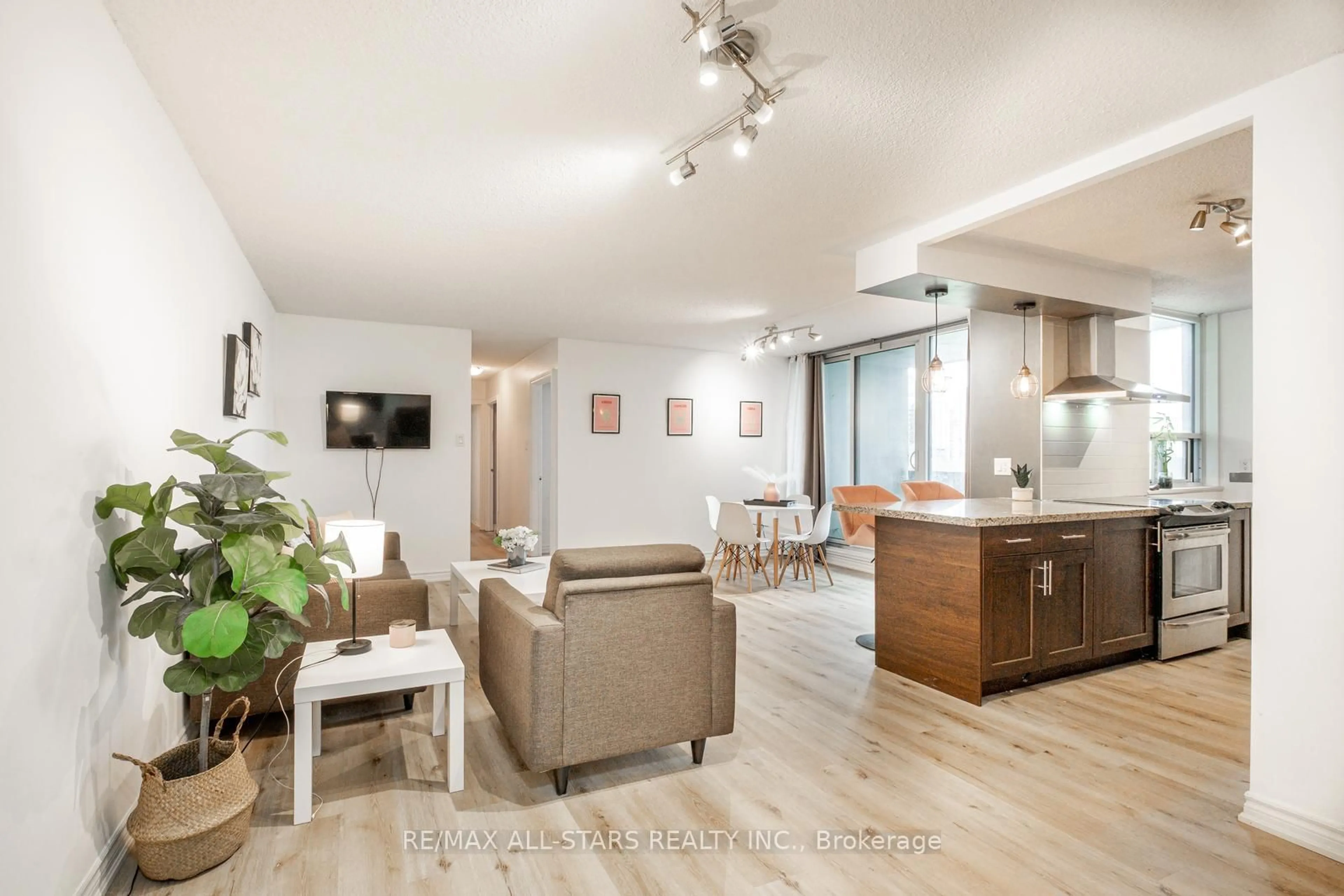 Living room with furniture, wood/laminate floor for 10 Muirhead Rd #610, Toronto Ontario M2J 4P9