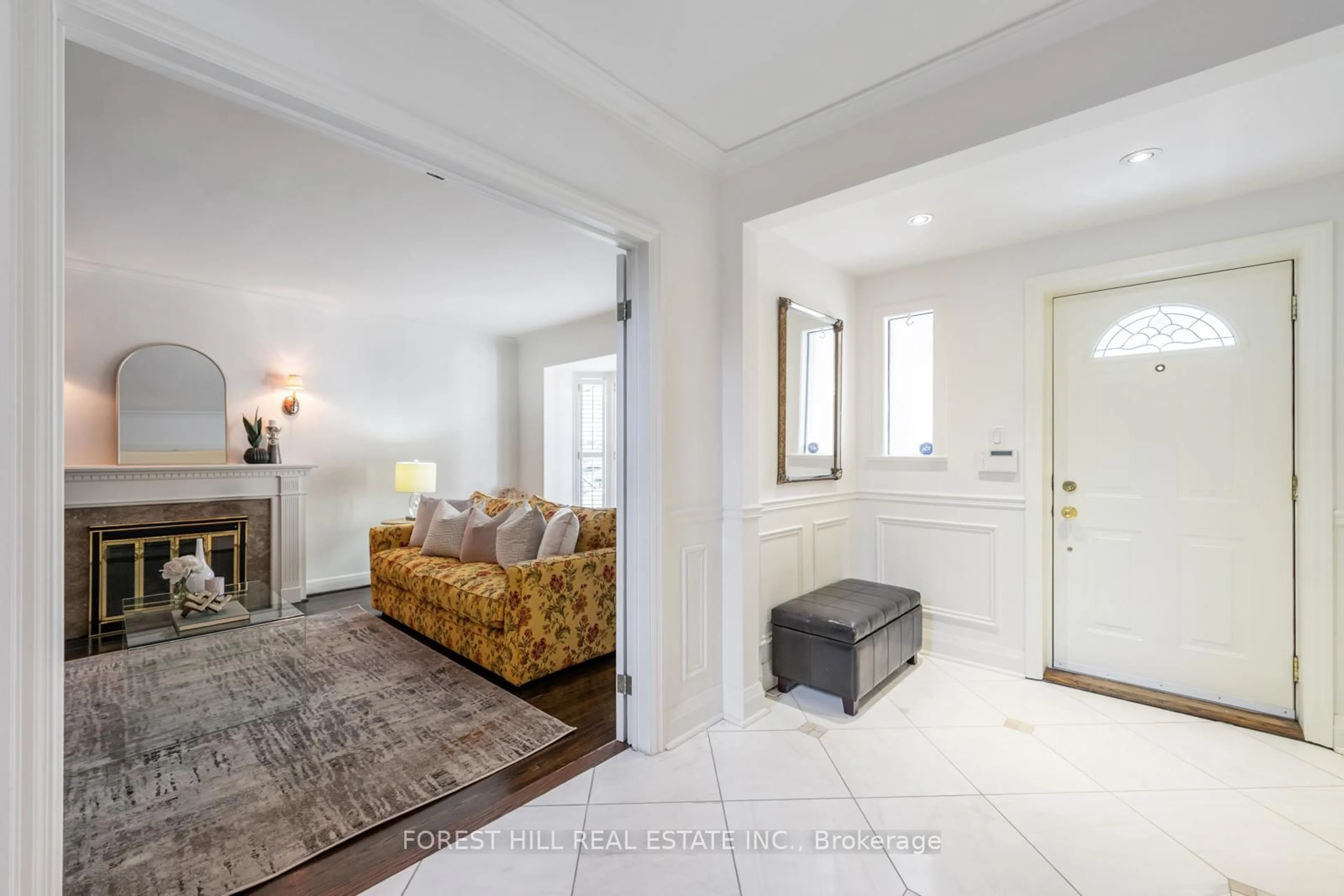 Indoor entryway for 618 Vesta Dr, Toronto Ontario M5N 1H9