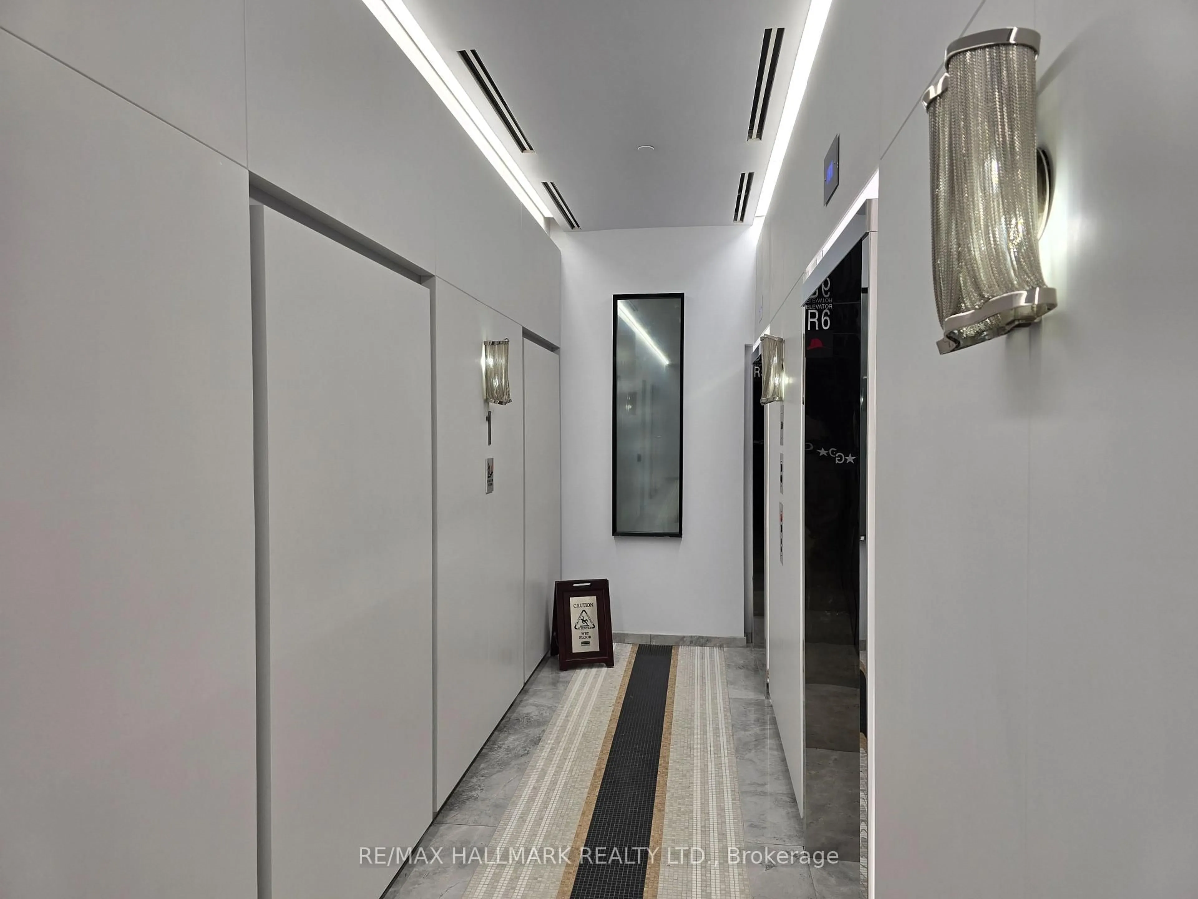 Indoor foyer for 8 Hillsdale Ave #1221, Toronto Ontario M4S 0B2