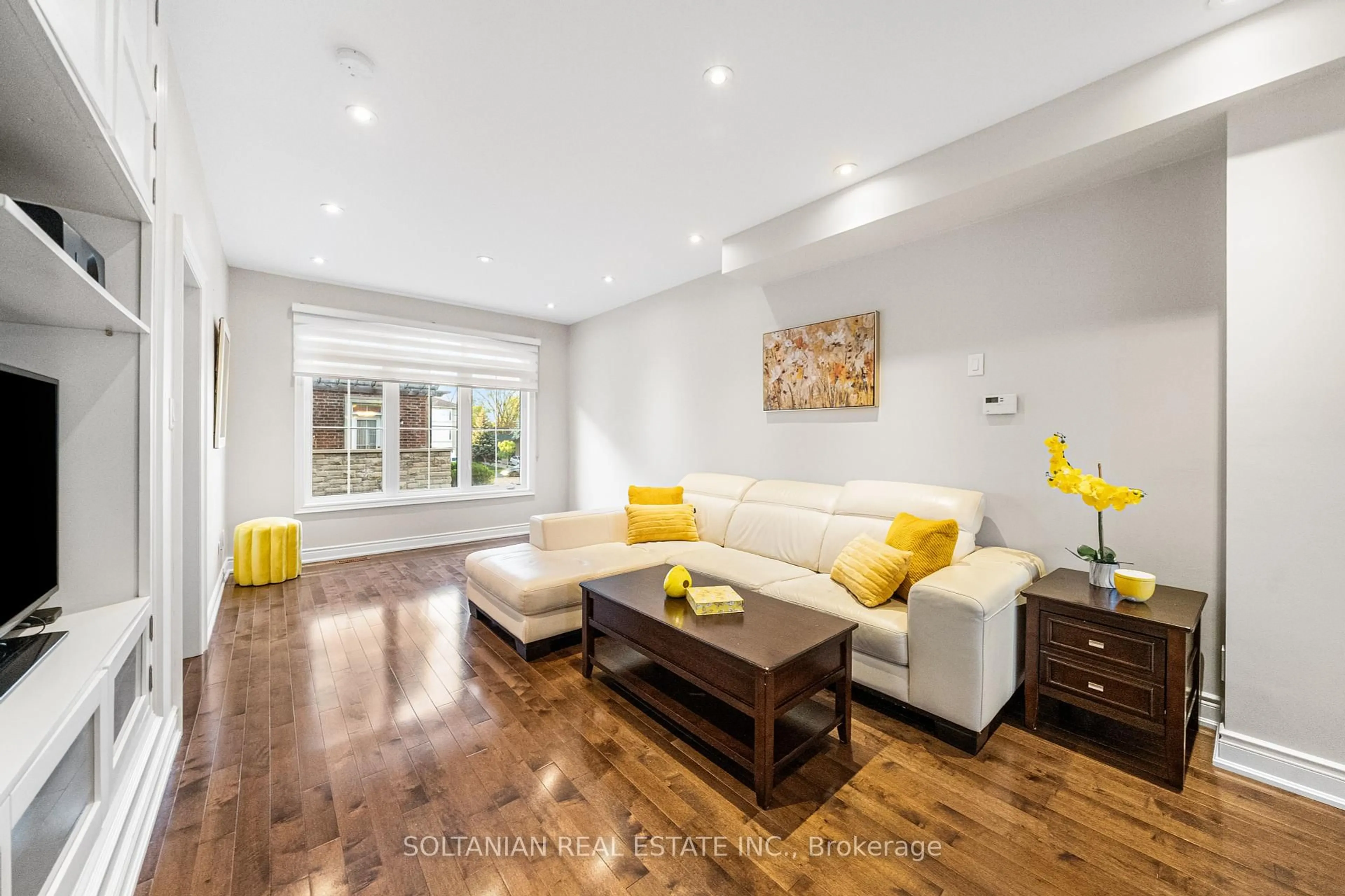 Living room with furniture, wood/laminate floor for 11 Slingsby Lane, Toronto Ontario M2N 4R6