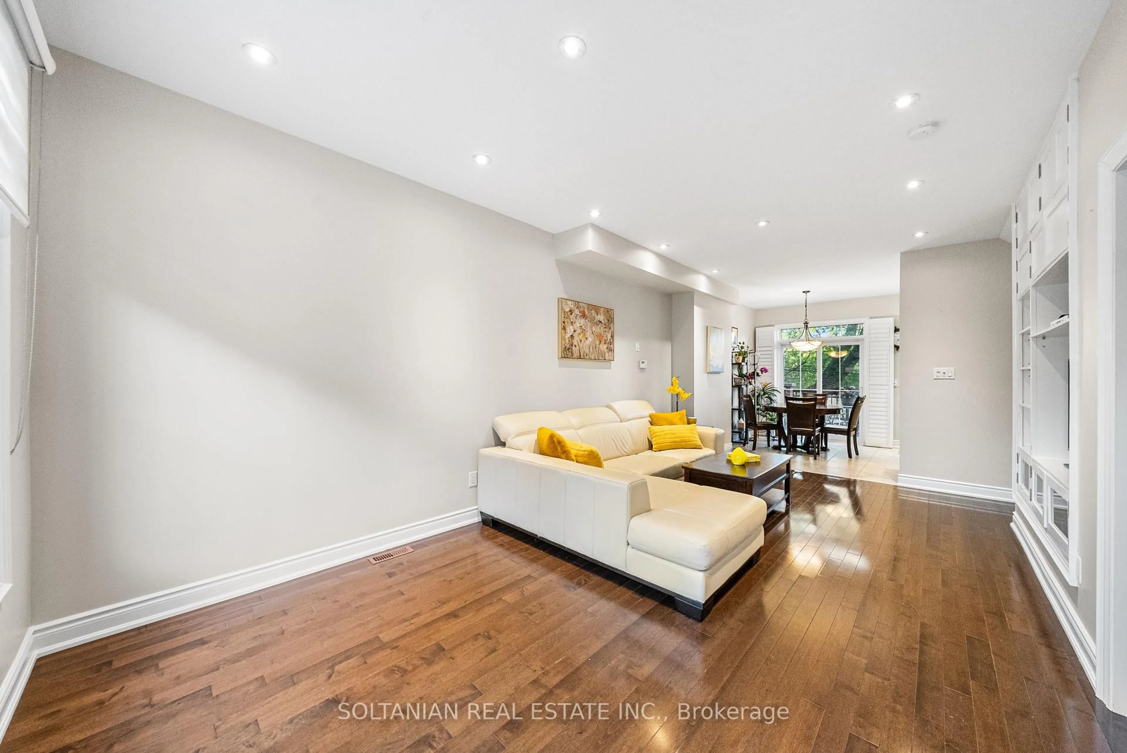 Living room with furniture, wood/laminate floor for 11 Slingsby Lane, Toronto Ontario M2N 4R6