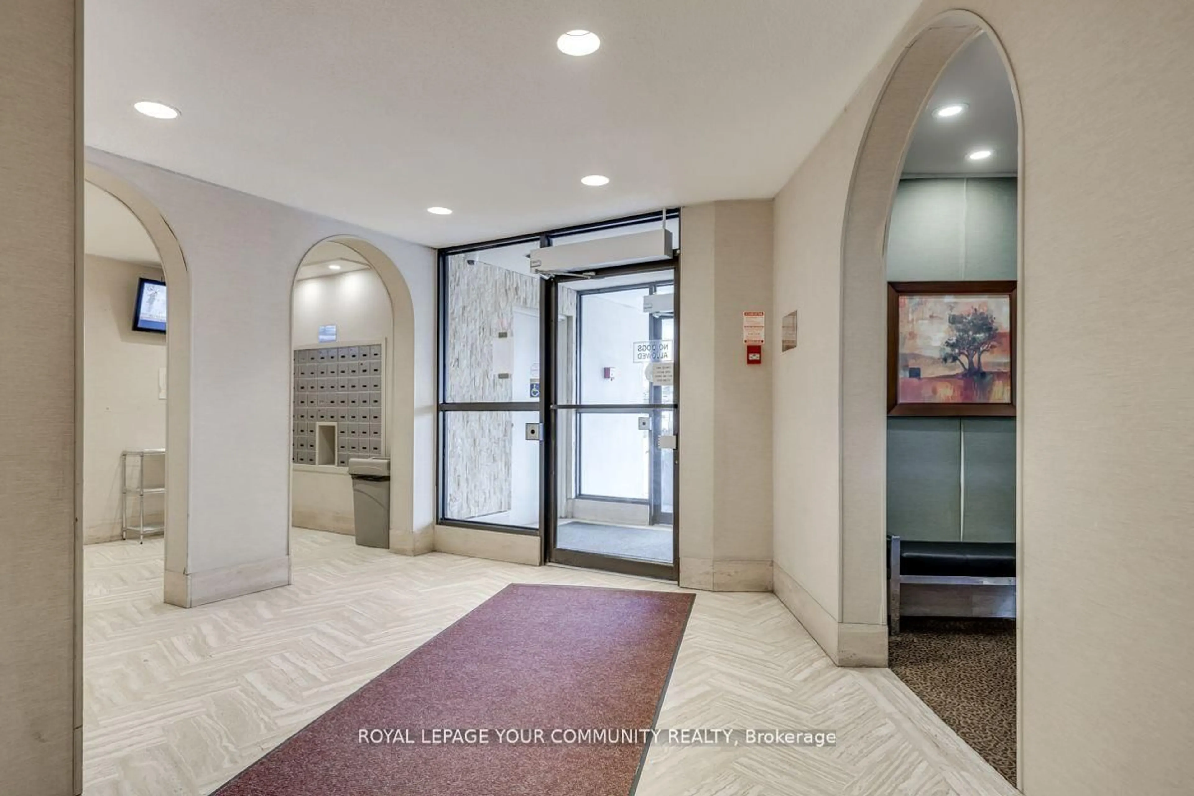 Indoor foyer for 150 Neptune Dr #1204, Toronto Ontario M6A 2Y9