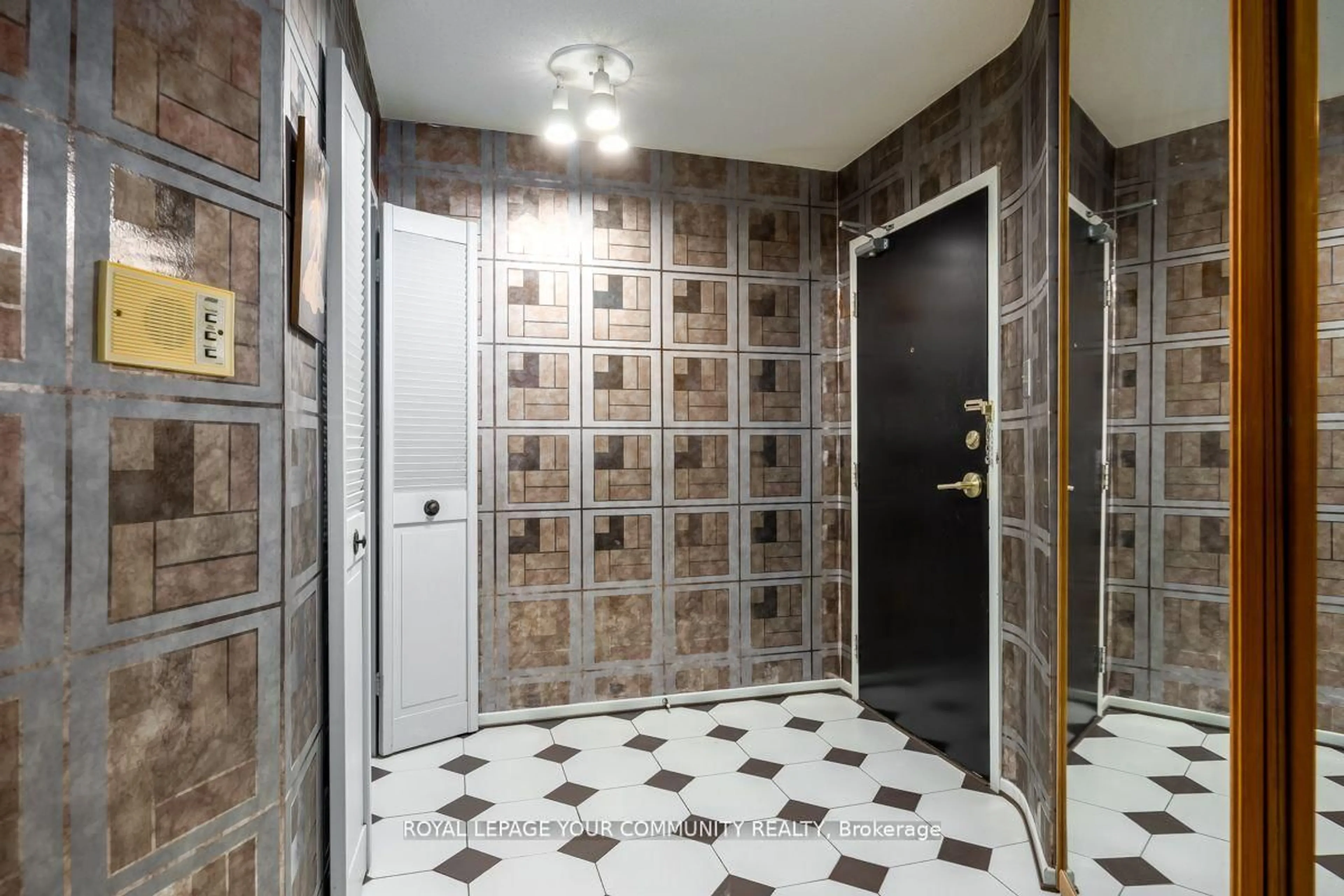Indoor entryway for 150 Neptune Dr #1204, Toronto Ontario M6A 2Y9