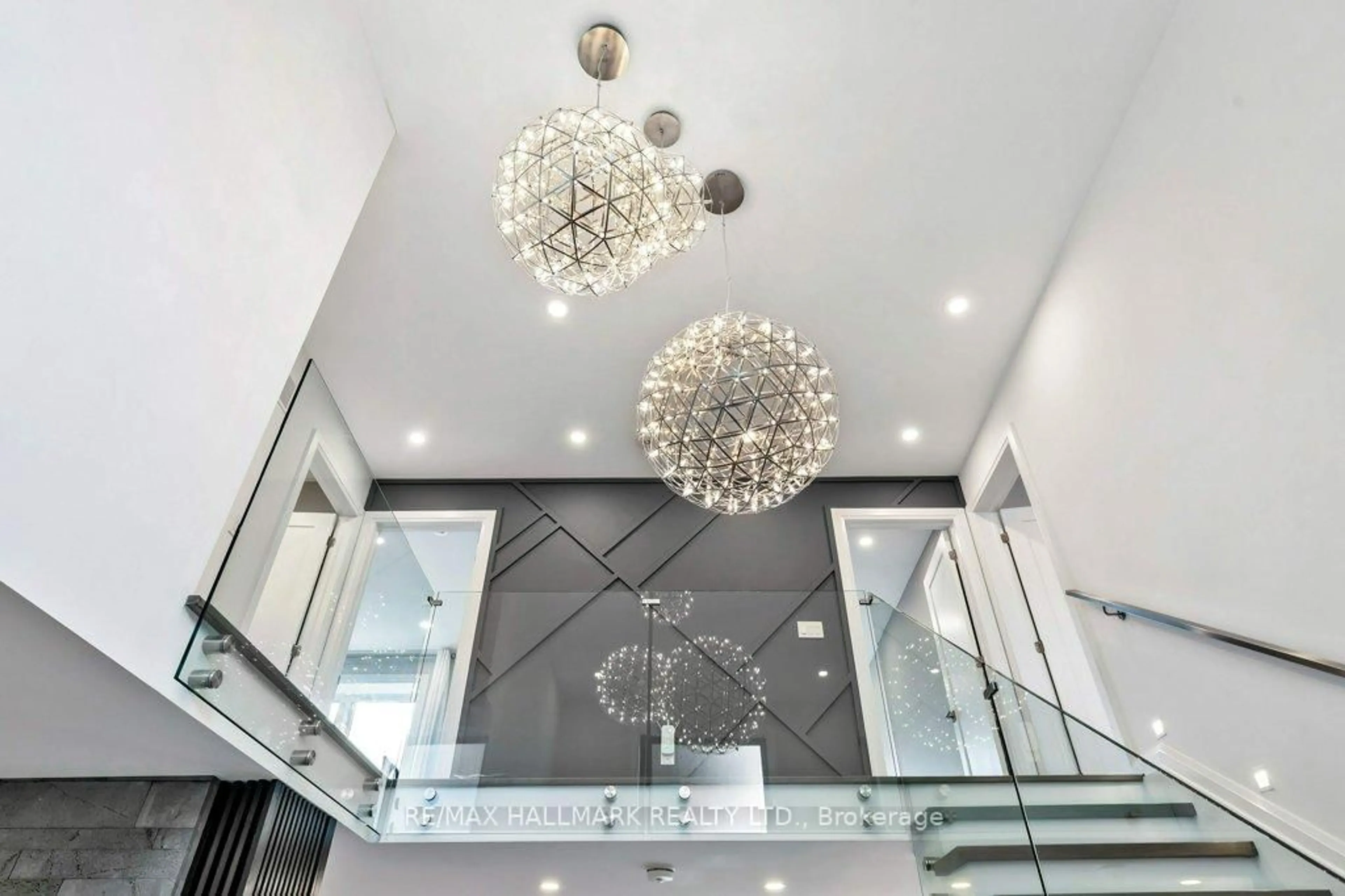 Indoor foyer for 3 Averdon Cres, Toronto Ontario M3A 1P4