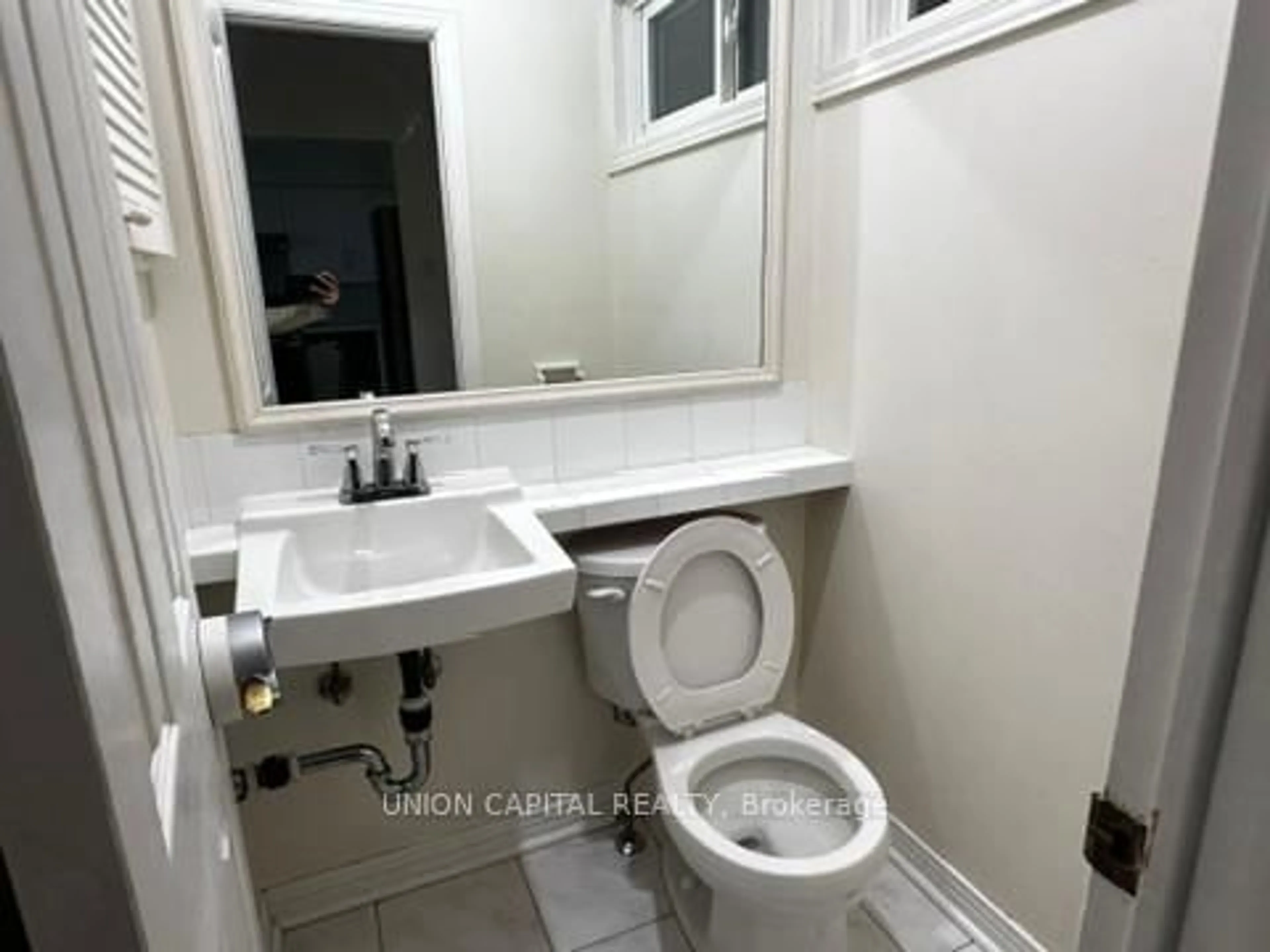 Standard bathroom, unknown for 10 Esterbrooke Ave #33, Toronto Ontario M2J 2C2