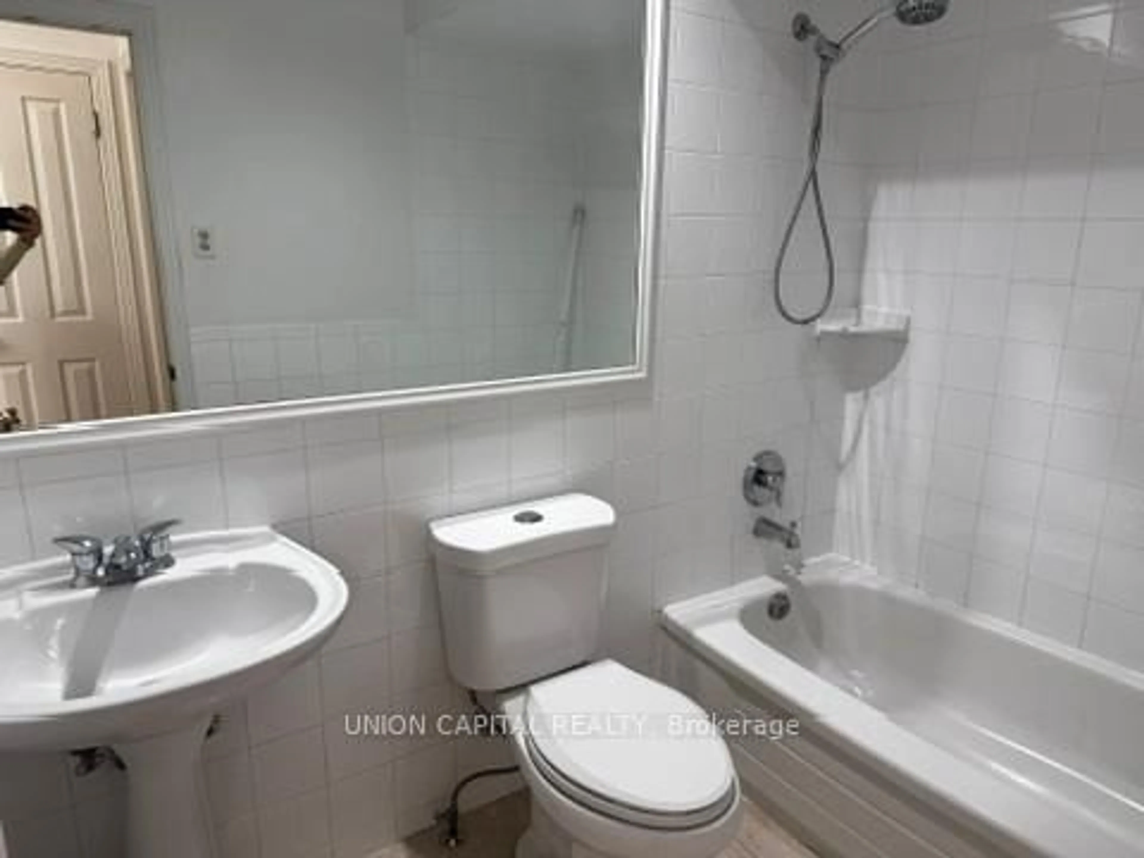 Standard bathroom, unknown for 10 Esterbrooke Ave #33, Toronto Ontario M2J 2C2