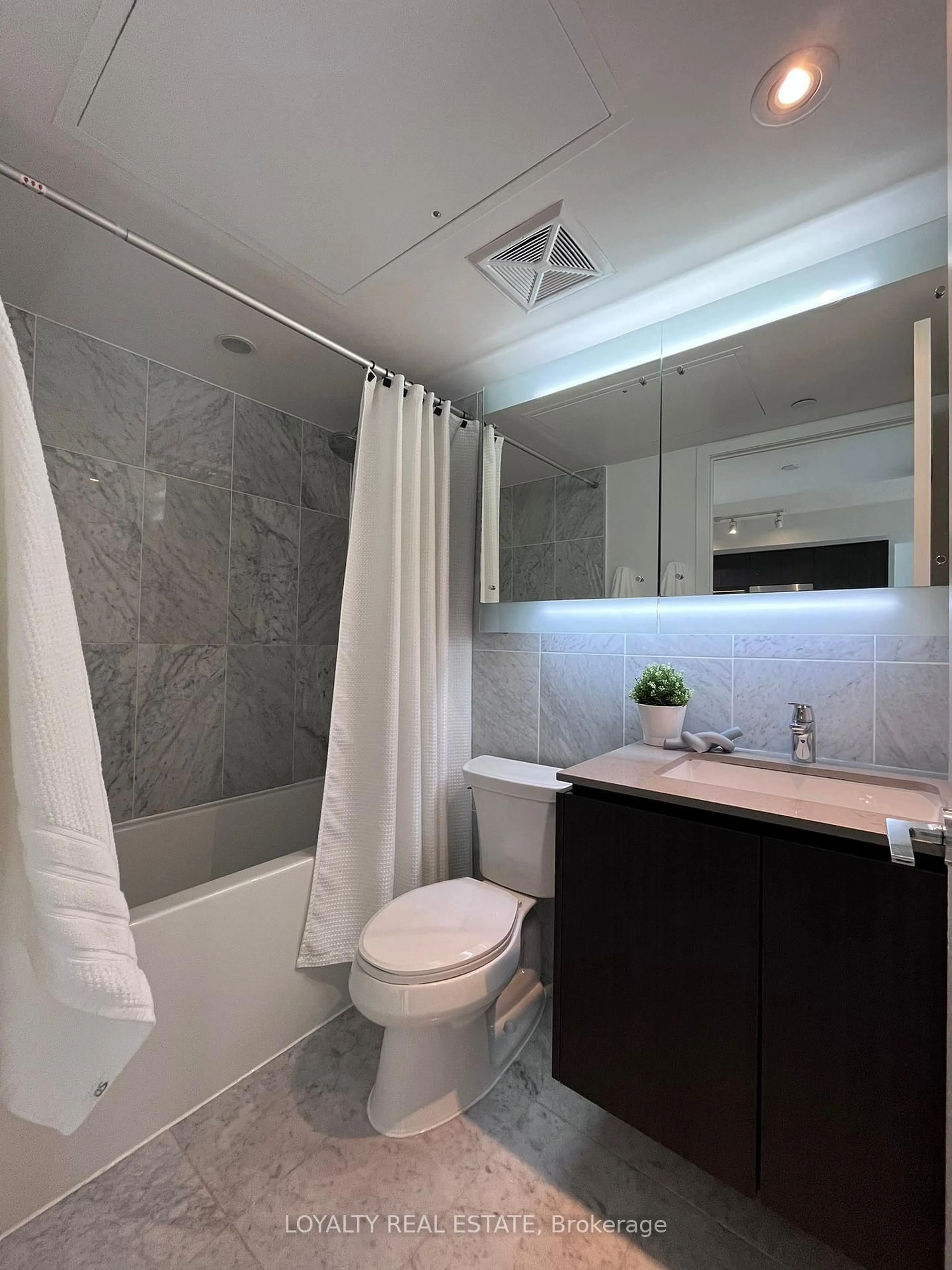 Standard bathroom, ceramic/tile floor for 70 Queens Wharf Rd #1803, Toronto Ontario M5V 0J2