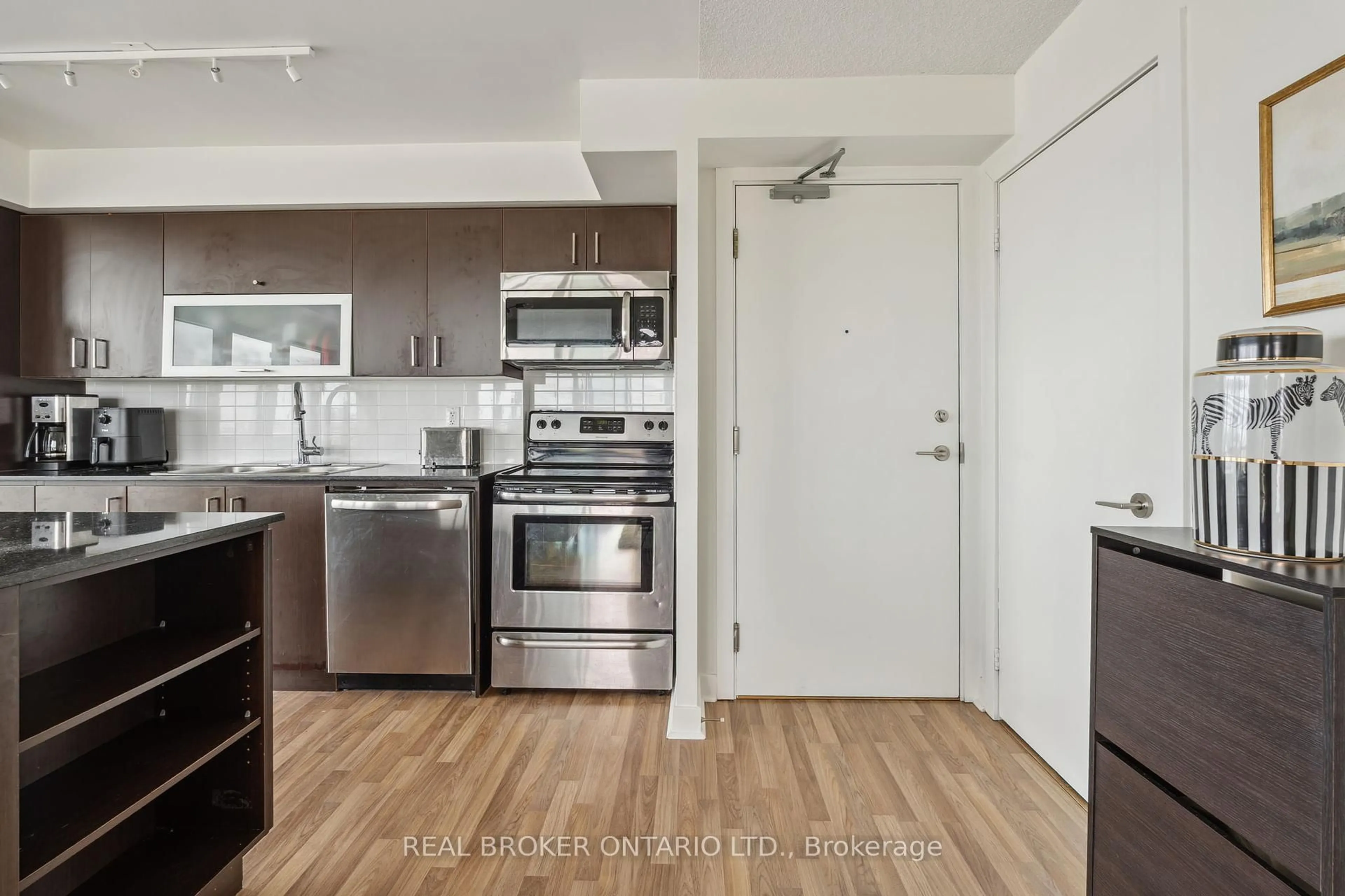 Standard kitchen, unknown for 100 Western Battery Rd #2209, Toronto Ontario M6K 3S2