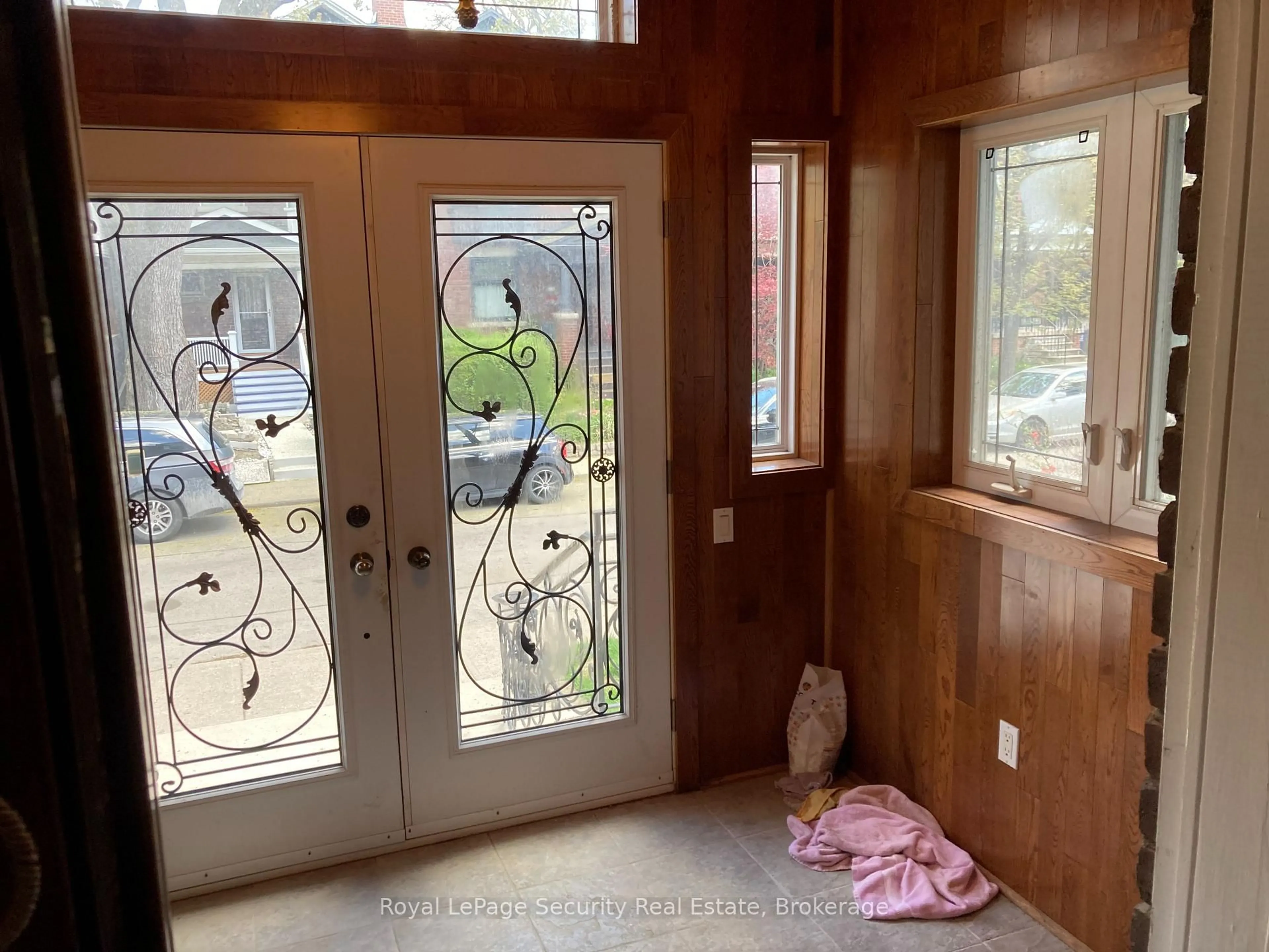 Indoor entryway for 122 Delaware Ave, Toronto Ontario M6H 2T1