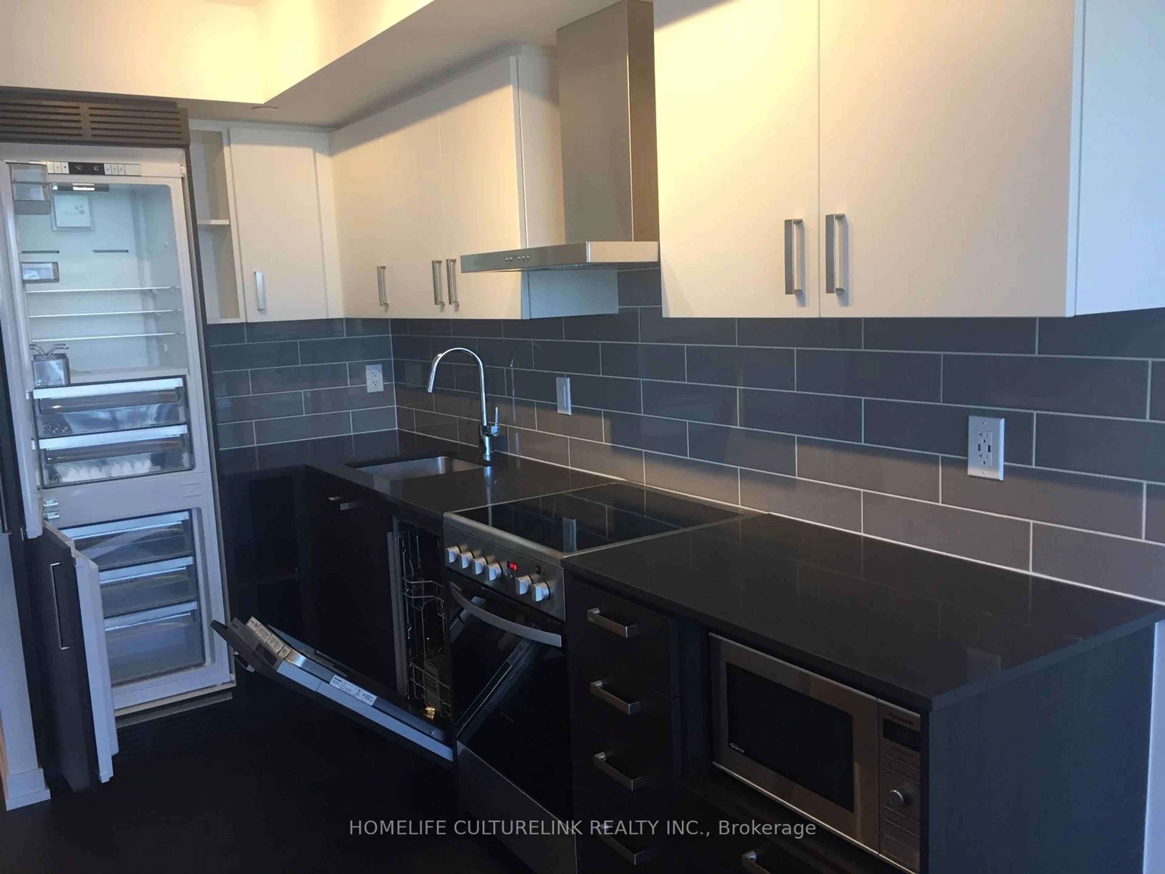 Standard kitchen, ceramic/tile floor for 125 Redpath Ave #1501, Toronto Ontario M4S 0B5