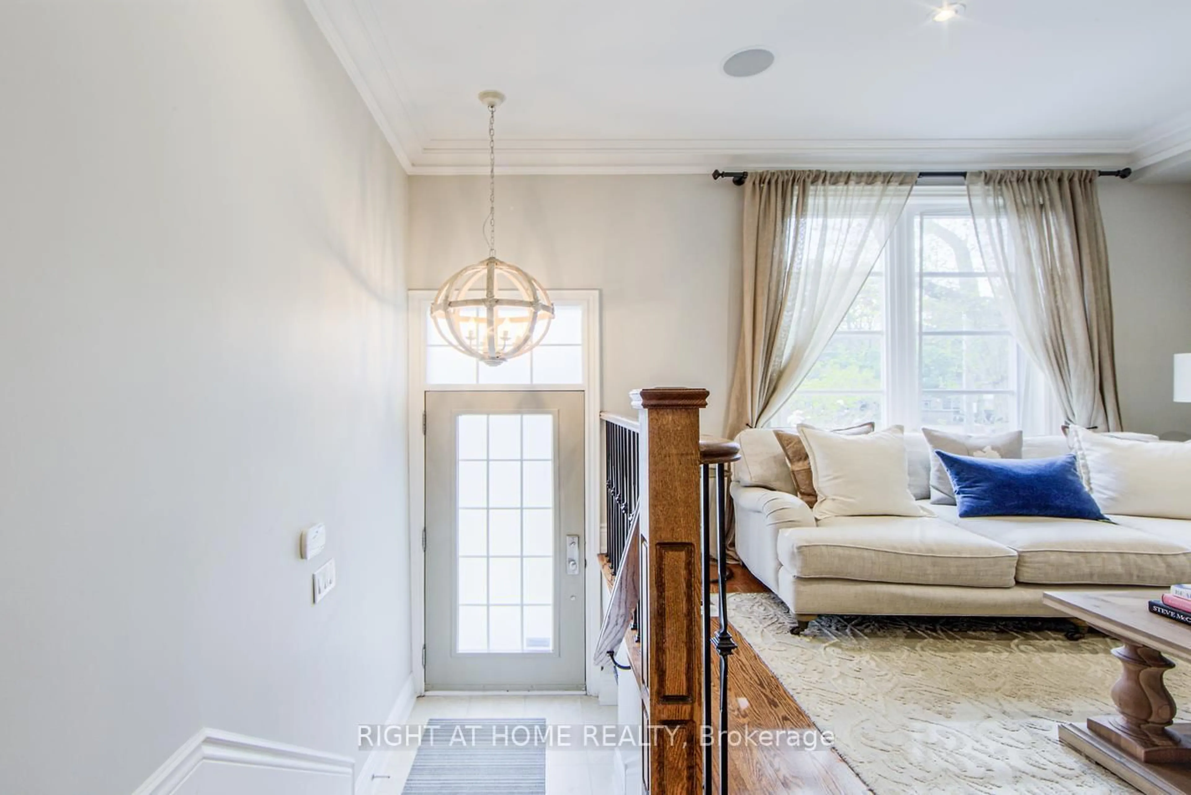 Living room with furniture, unknown for 2916 Bayview Ave, Toronto Ontario M2H 5K4