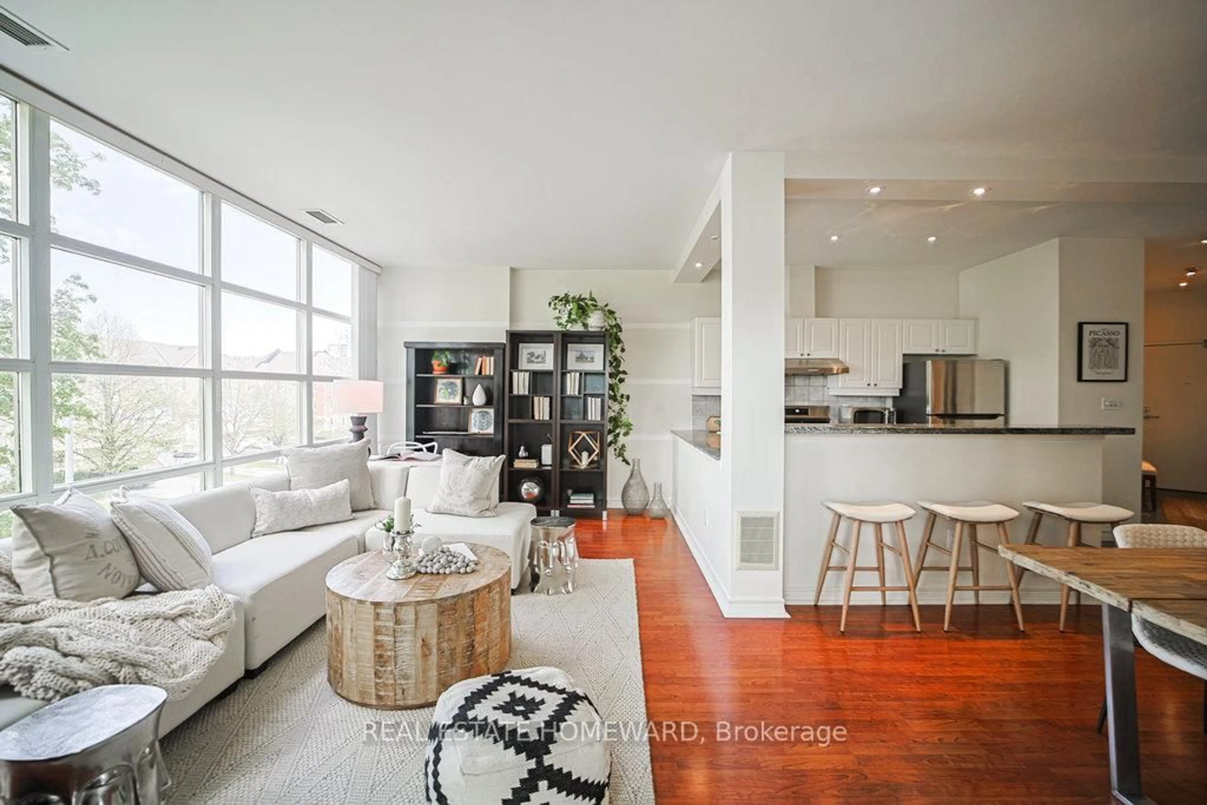 Living room with furniture, unknown for 1 Leaside Park Dr #209, Toronto Ontario M4H 1R1