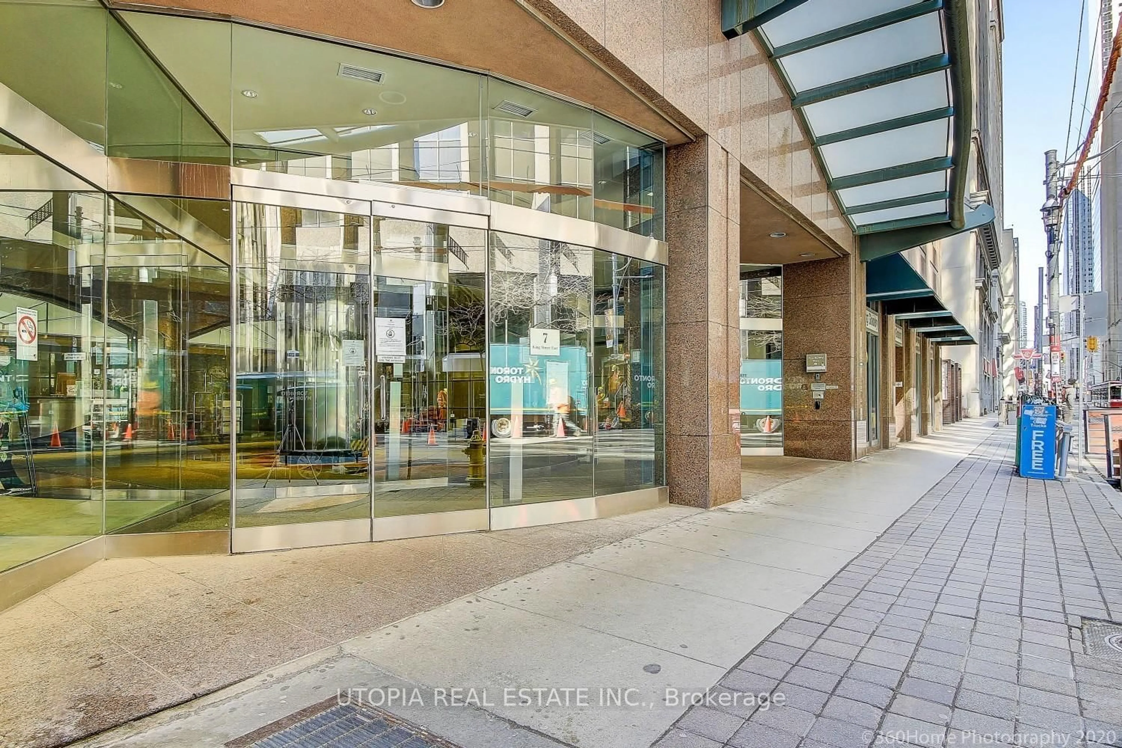 Indoor foyer for 7 King St #1017, Toronto Ontario M5C 1B2