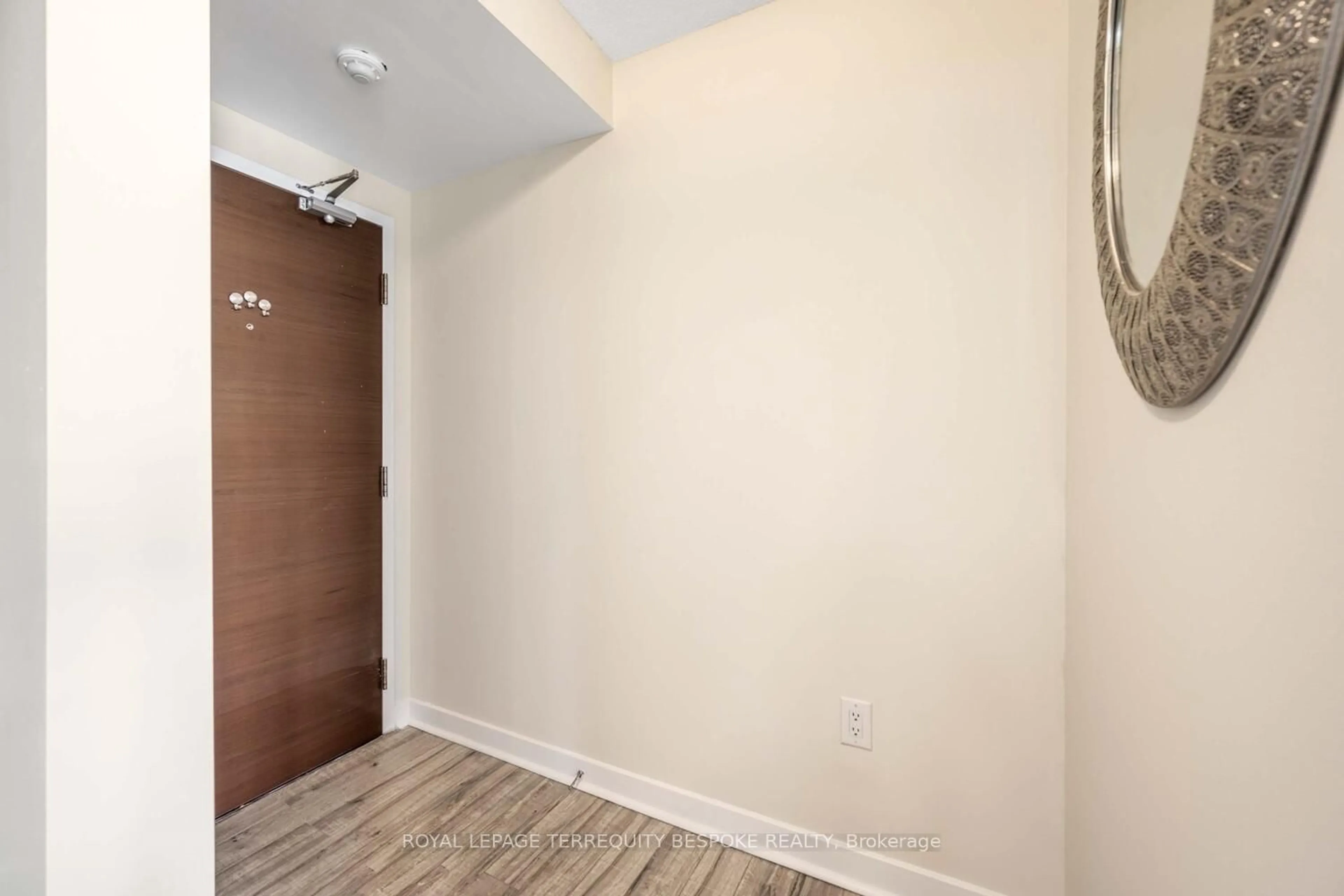 Indoor entryway for 15 Iceboat Terr #2109, Toronto Ontario M5V 4A5