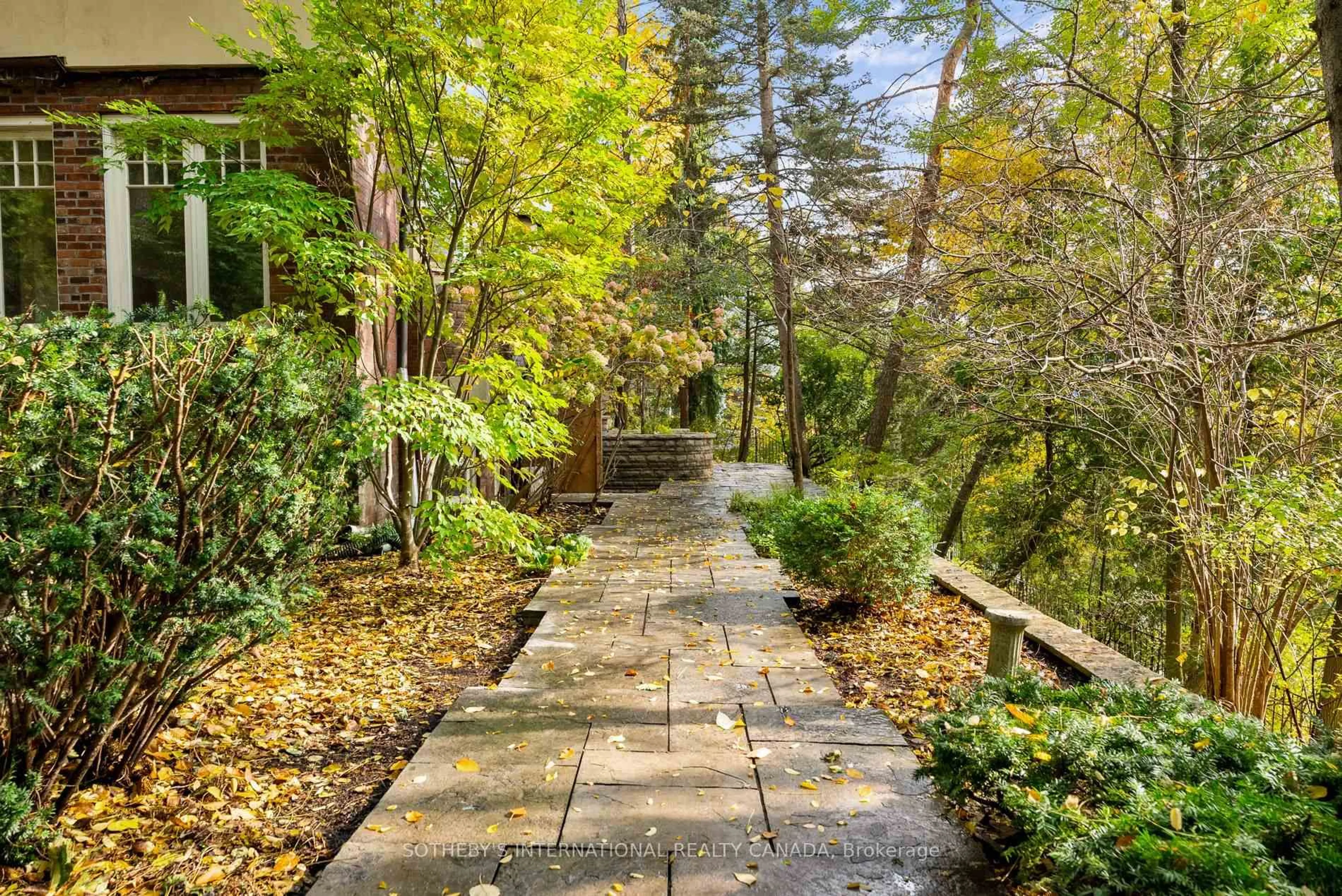 Patio, forest/trees view for 56 Roxborough Dr, Toronto Ontario M4W 1X1