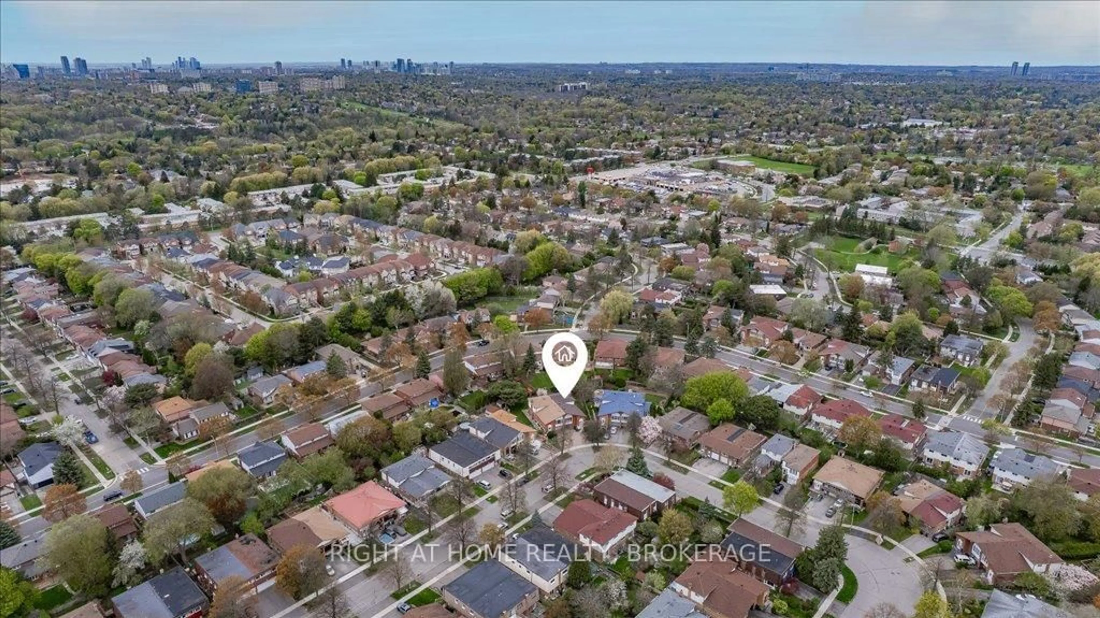 A pic from outside/outdoor area/front of a property/back of a property/a pic from drone, street for 76 Silas Hill Dr, Toronto Ontario M2J 2X9