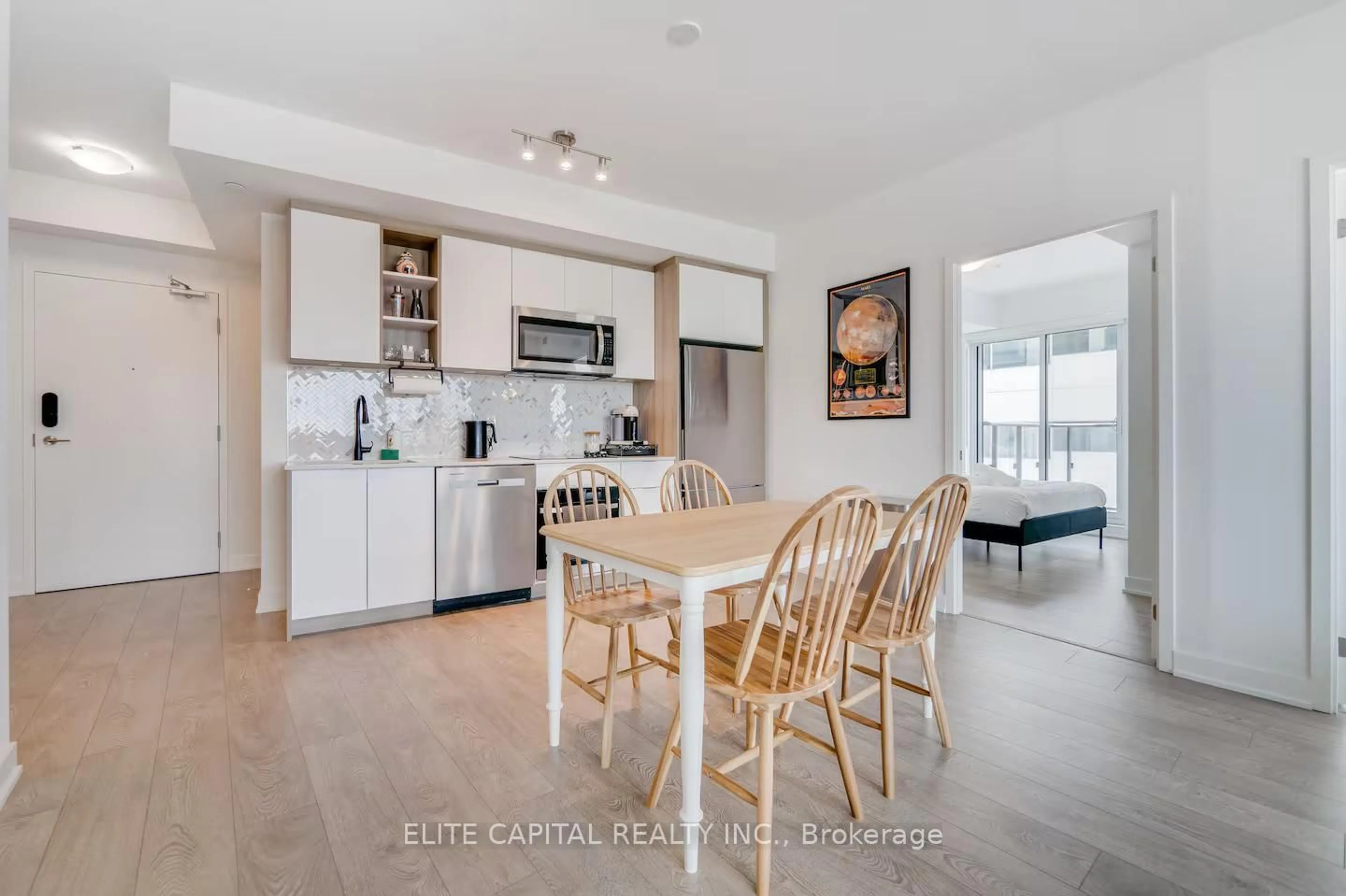 Open concept kitchen, ceramic/tile floor for 543 Richmond St #1229, Toronto Ontario M5V 1Y6