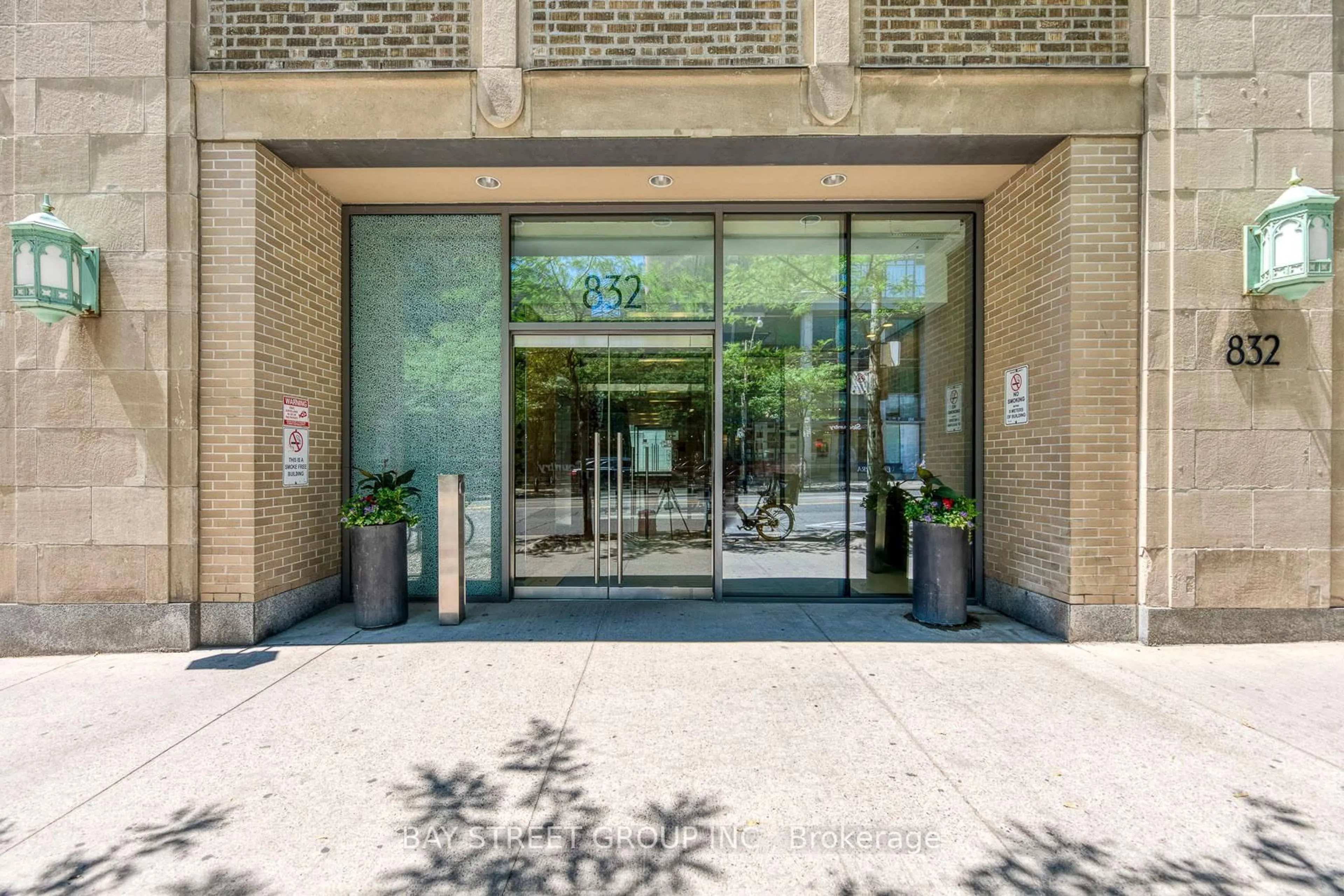 Indoor foyer for 832 Bay St #4804, Toronto Ontario M5S 1Z6