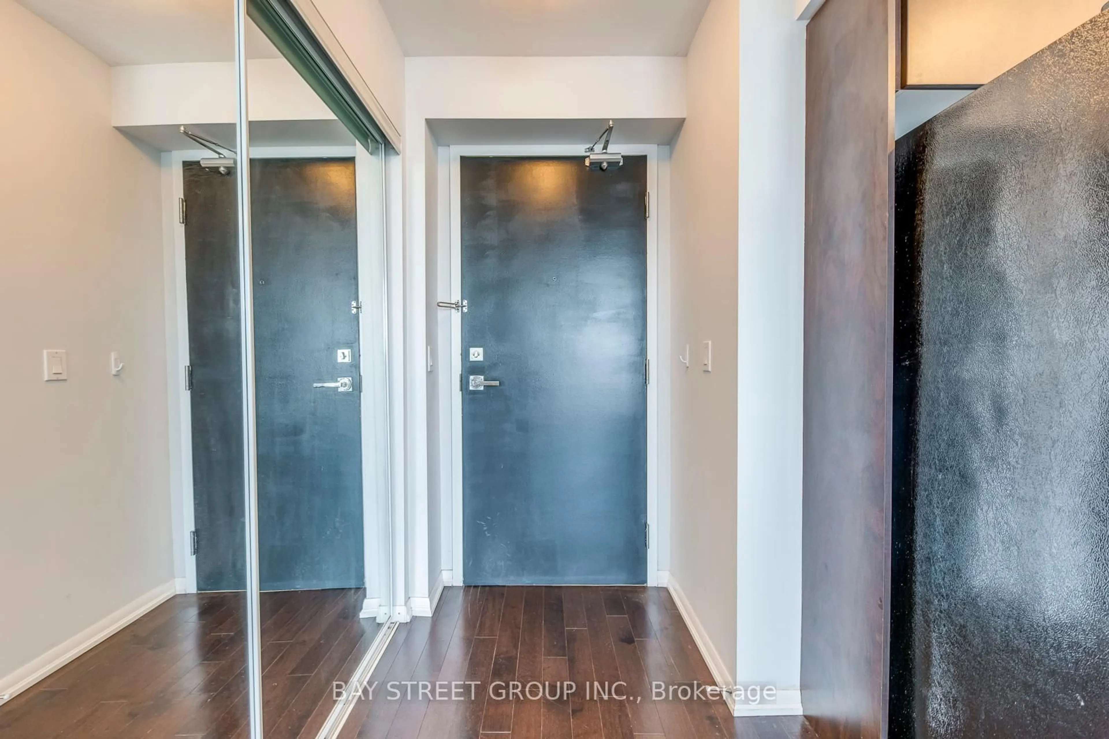 Indoor entryway for 832 Bay St #4804, Toronto Ontario M5S 1Z6