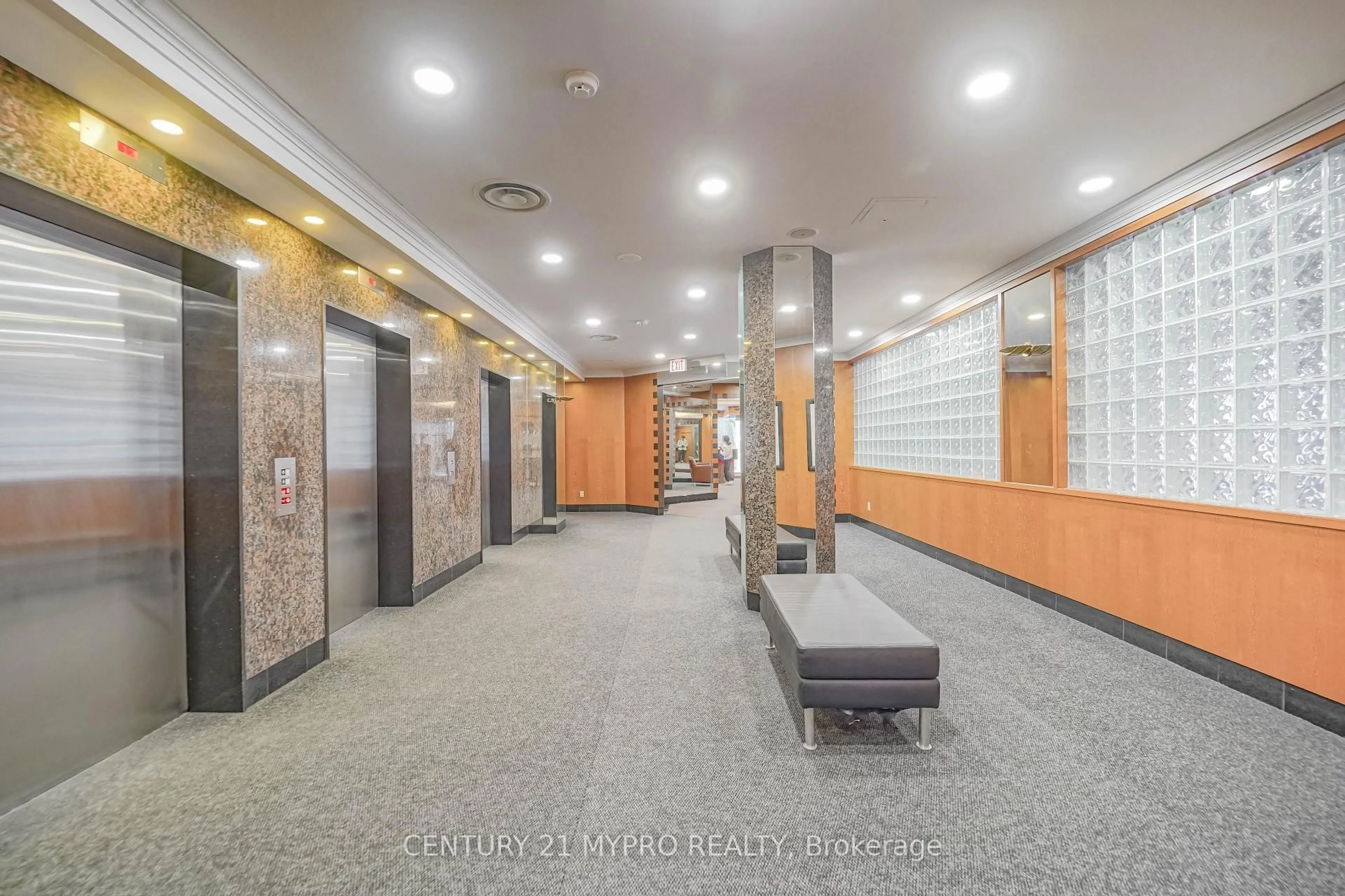 Indoor foyer for 18 Hillcrest Ave #801, Toronto Ontario M2N 6T5