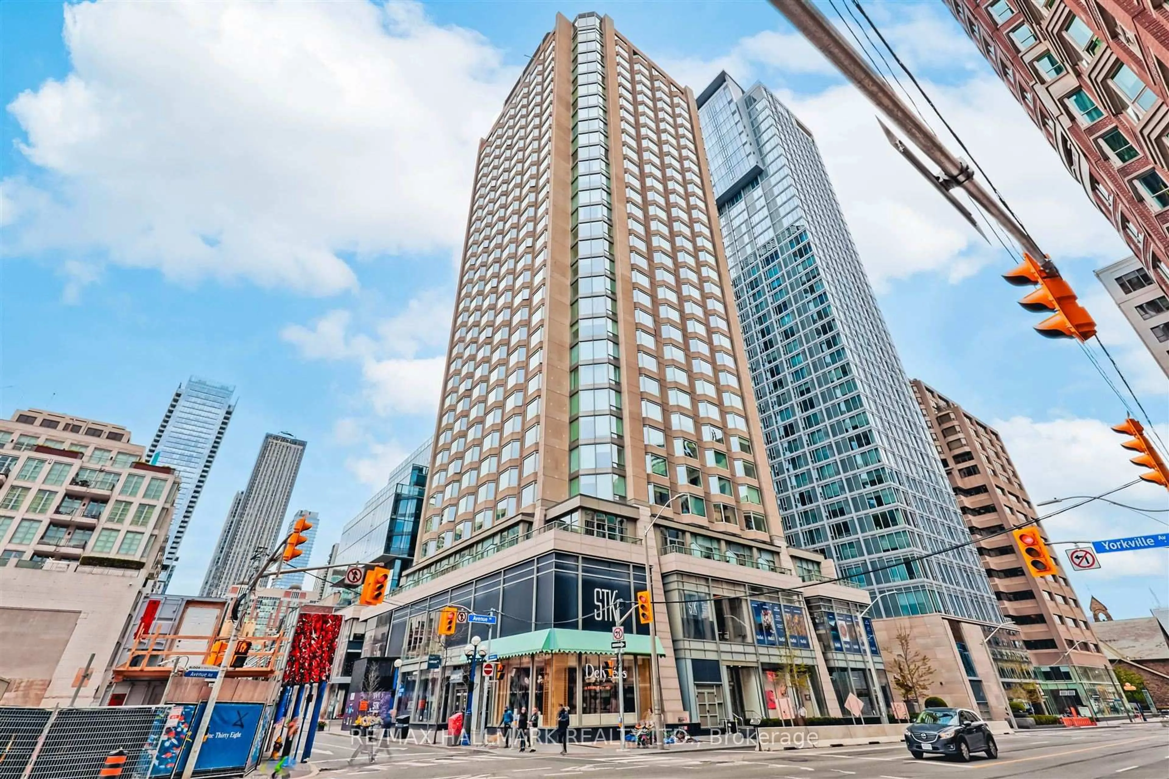 Indoor foyer for 155 Yorkville Ave #1412, Toronto Ontario M5R 0B4