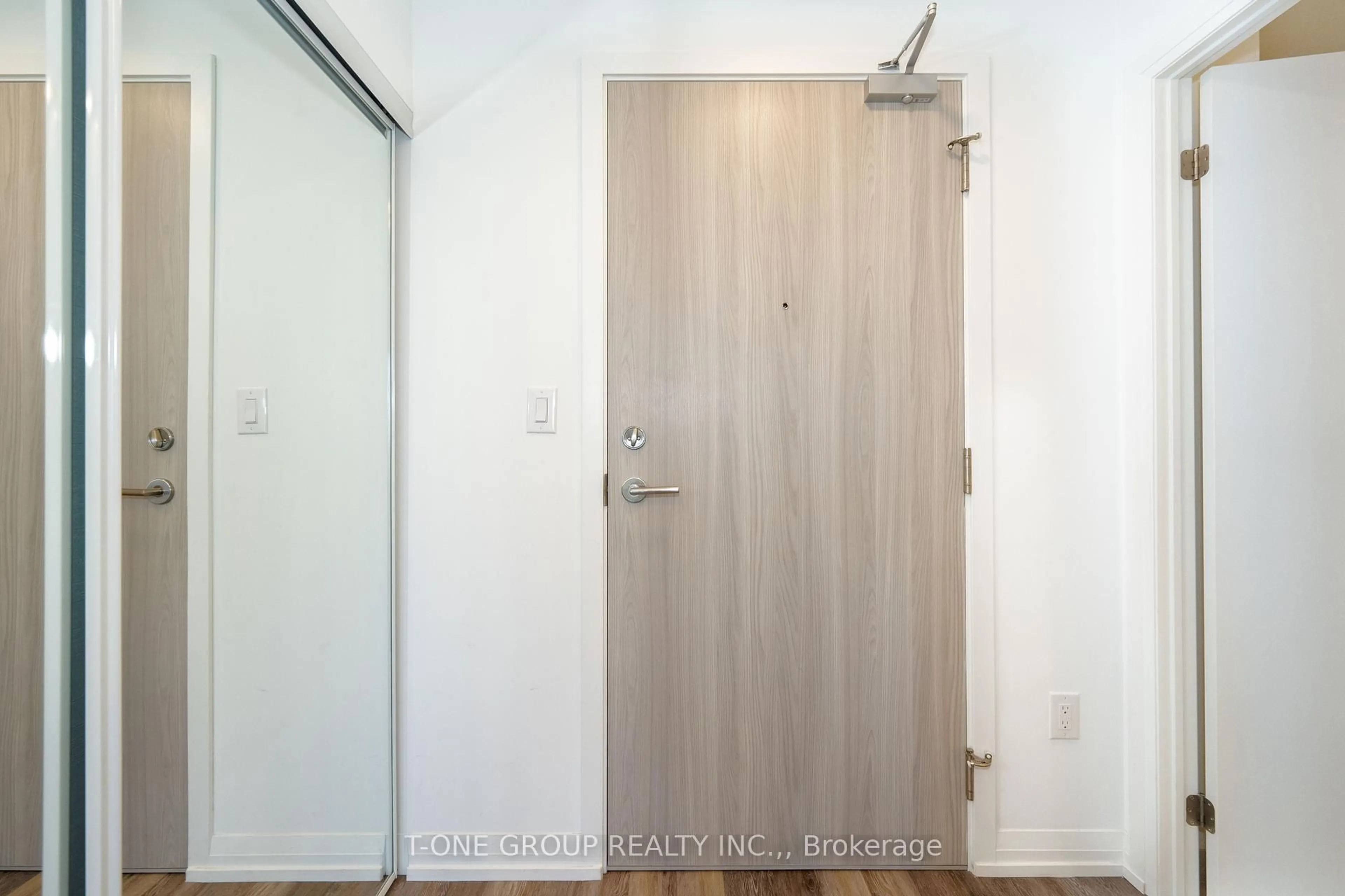 Indoor entryway for 75 Canterbury Pl #910, Toronto Ontario M2N 2N1