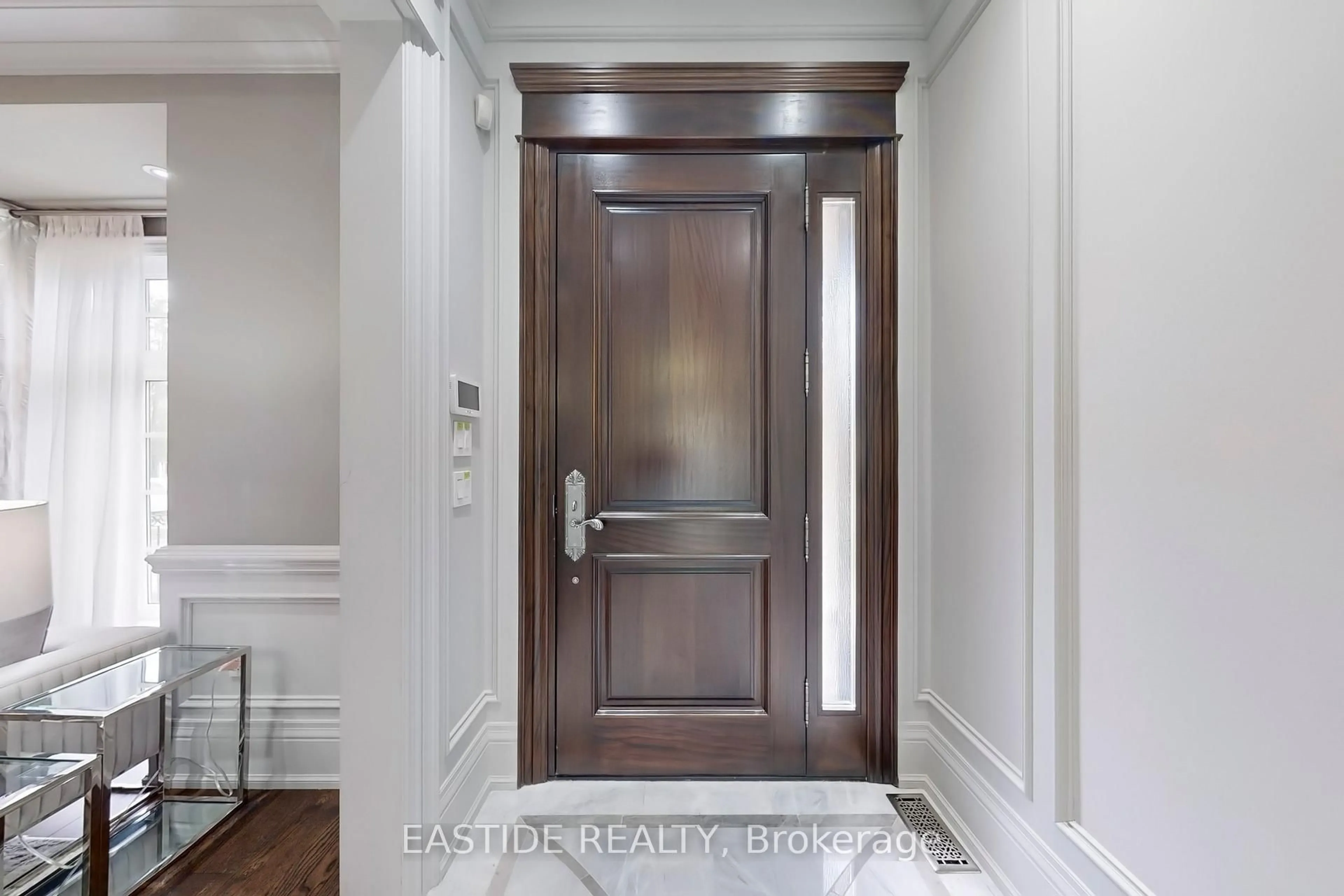Indoor entryway for 193 Wedgewood Dr, Toronto Ontario M2M 2H8