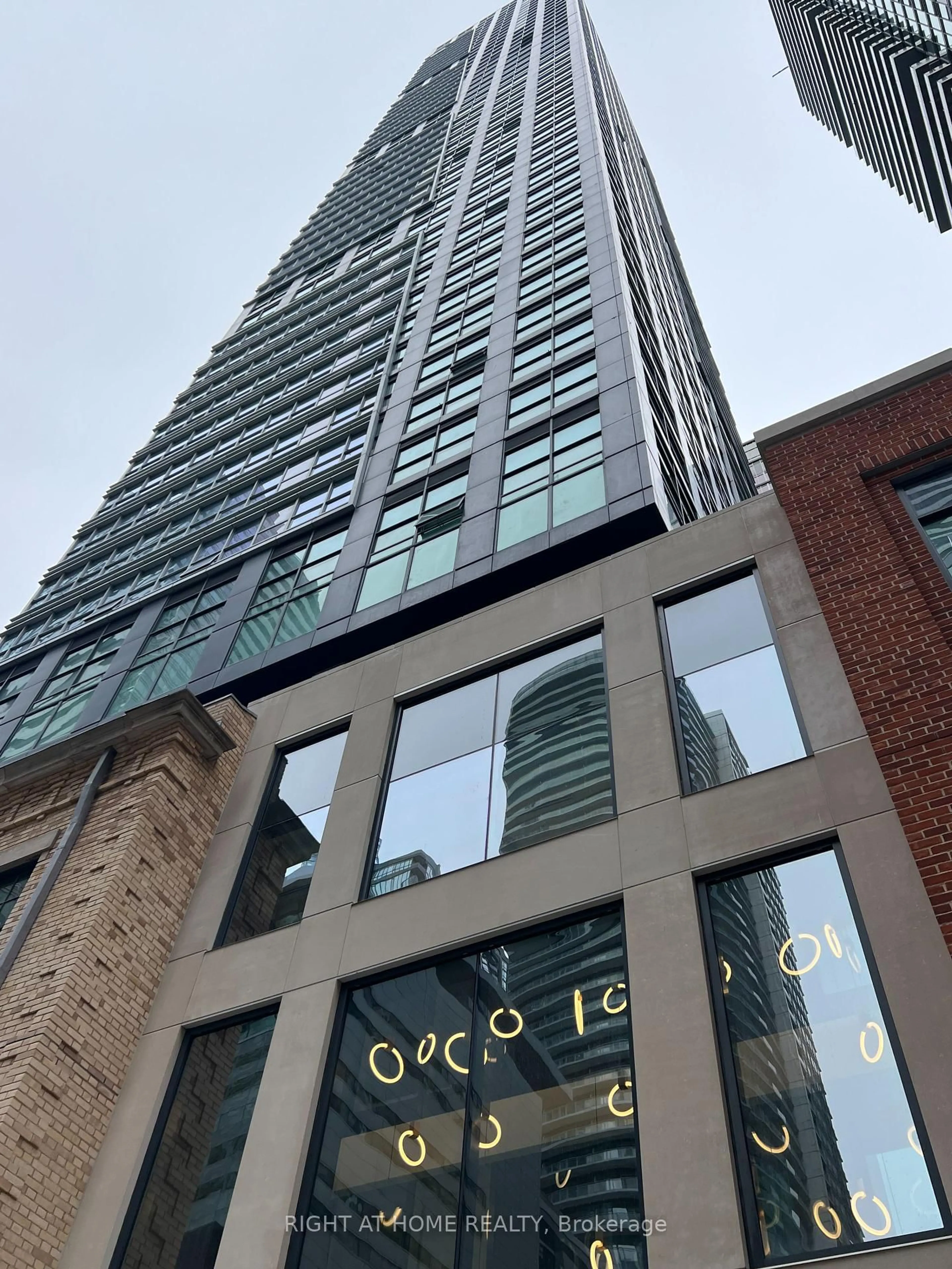 Unknown for 327 King St #1703, Toronto Ontario M5V 0W7