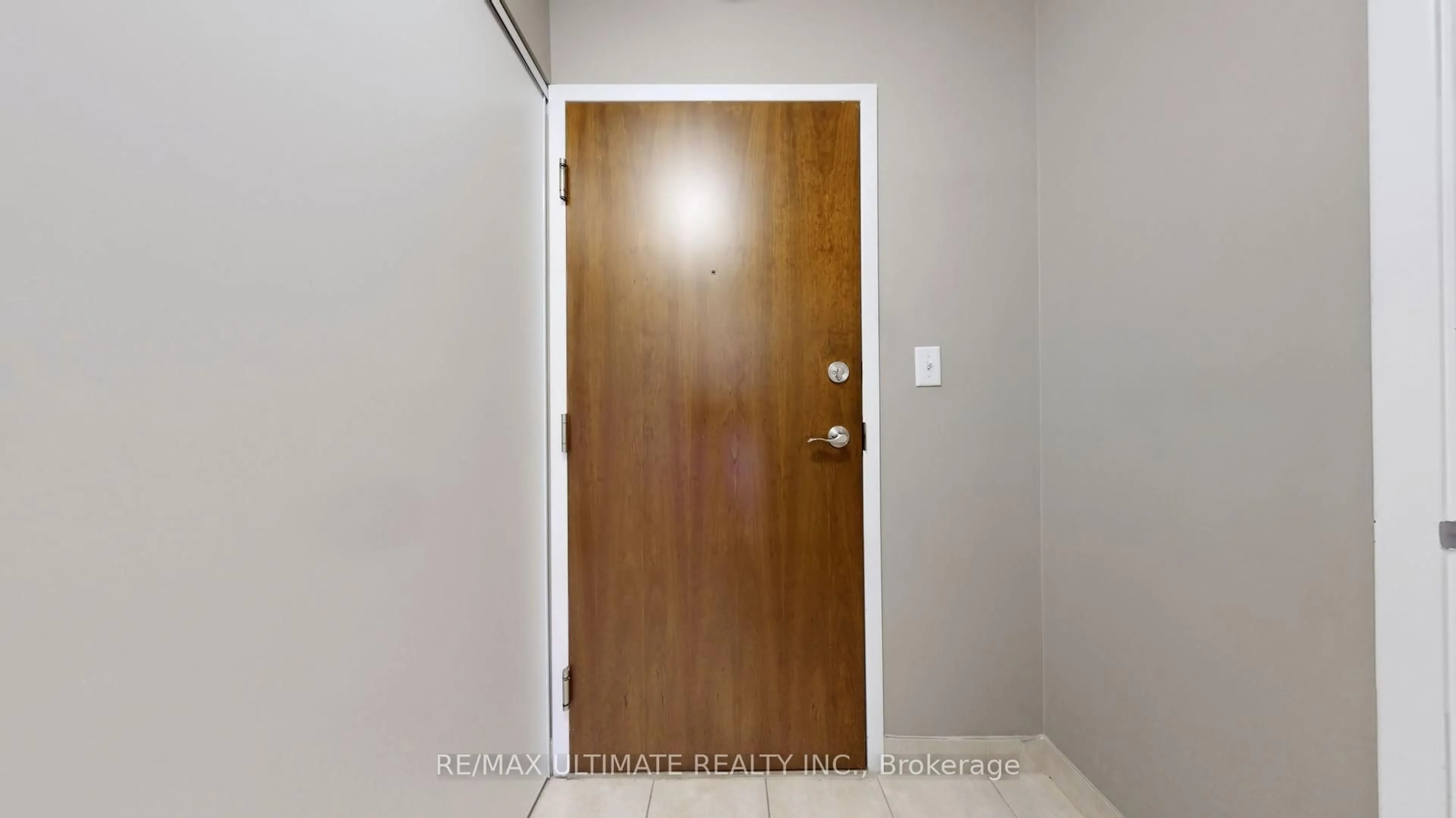 Indoor entryway for 645 Millwood Rd #206, Toronto Ontario M4S 1L1