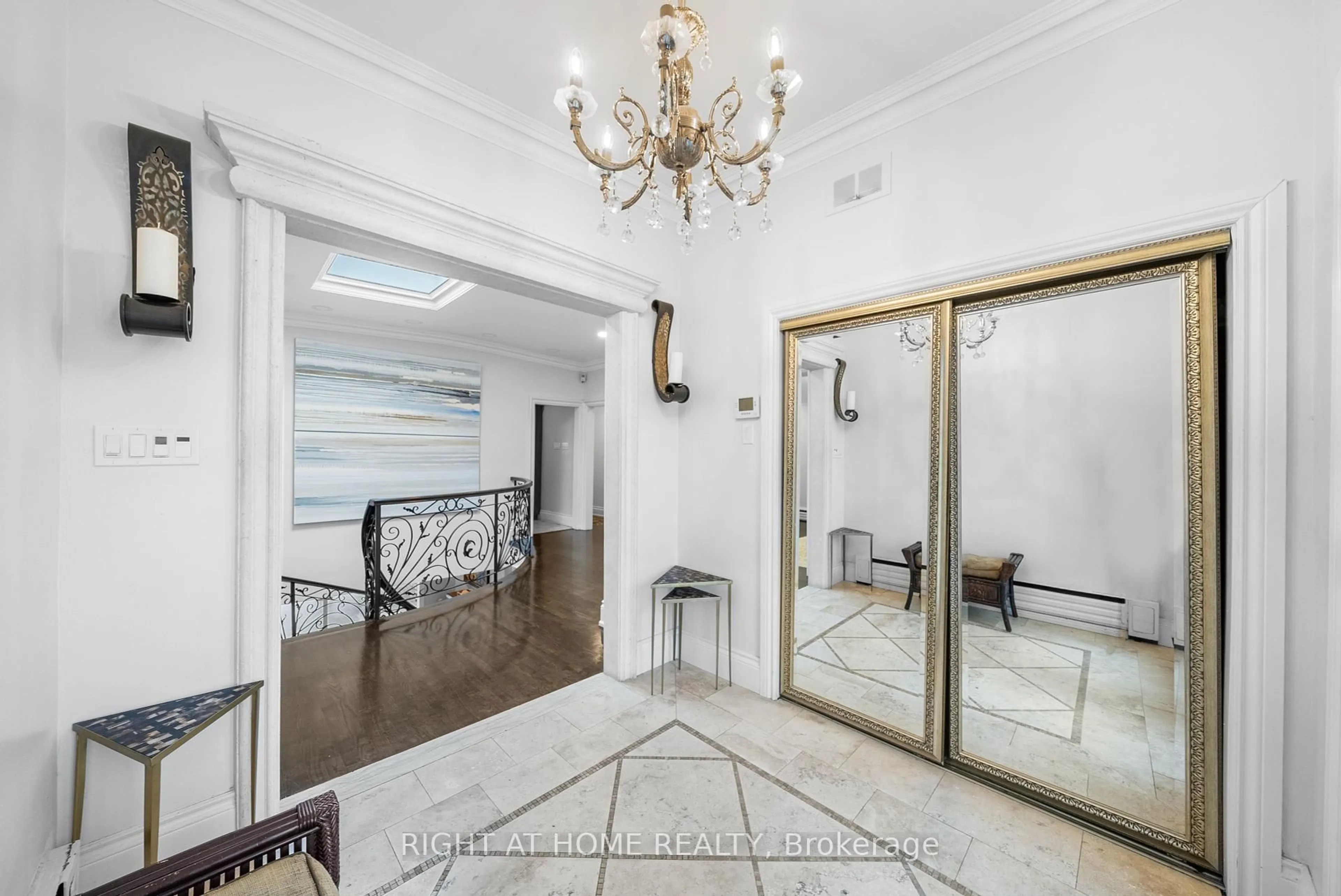 Indoor foyer for 40 Heathview Ave, Toronto Ontario M2K 2C1