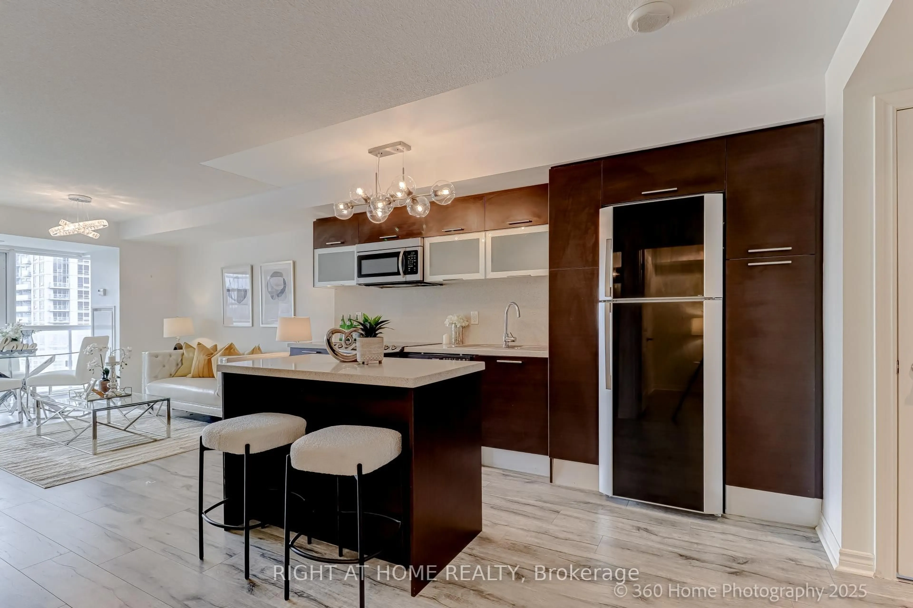 Open concept kitchen, ceramic/tile floor for 386 Yonge St #2513, Toronto Ontario M5B 0A5