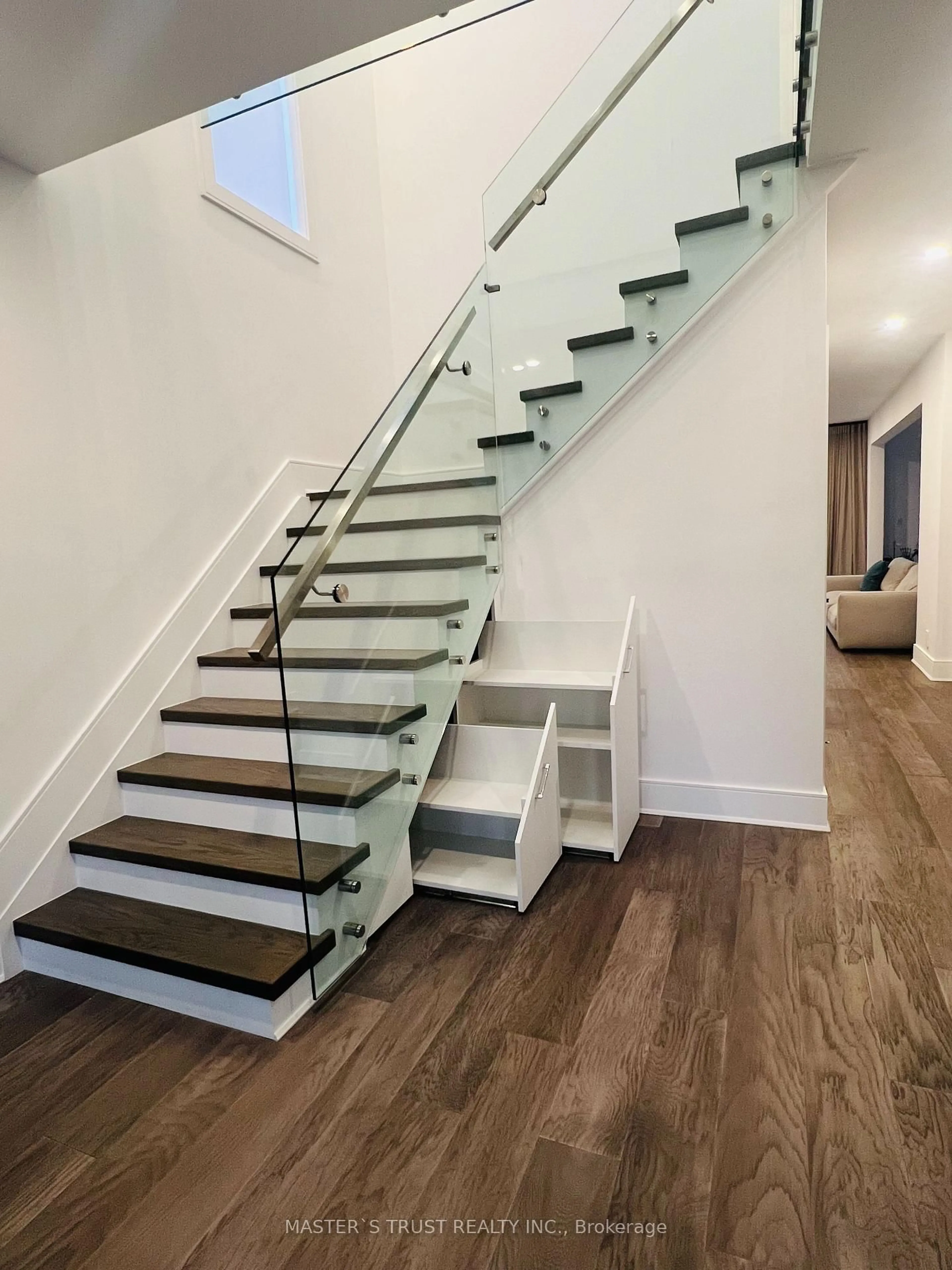 Stairs for 515 Melrose Ave, Toronto Ontario M5M 2A1
