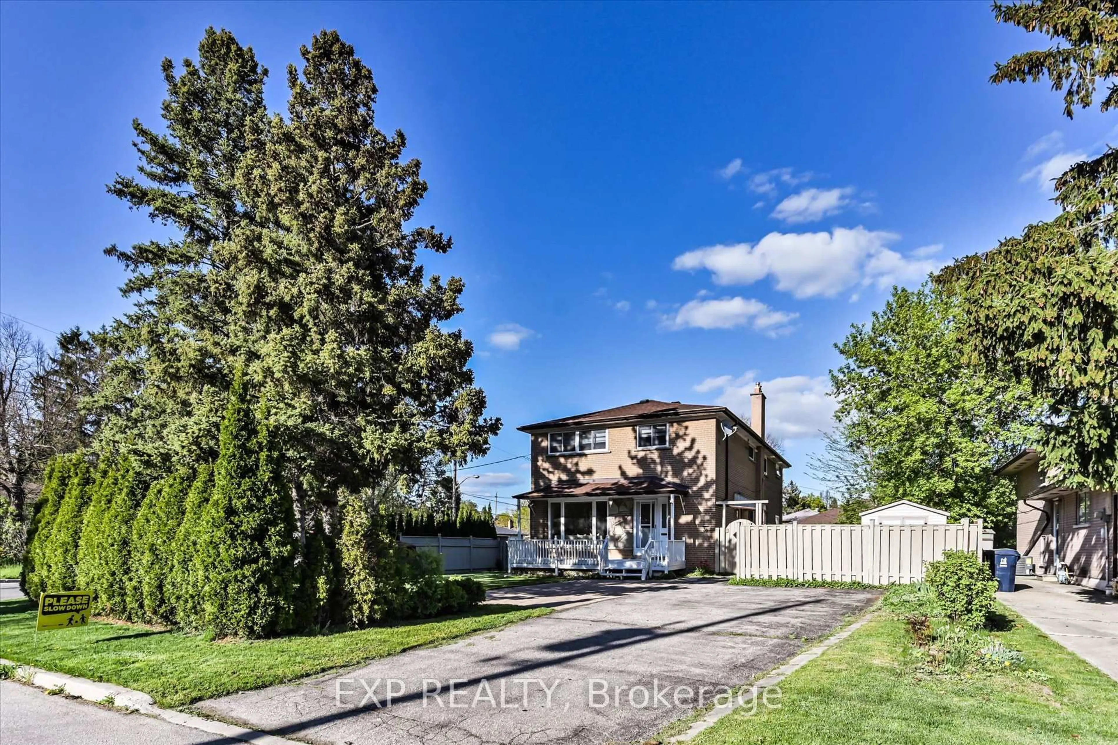 A pic from outside/outdoor area/front of a property/back of a property/a pic from drone, street for 38 Logandale Rd, Toronto Ontario M2N 4H4