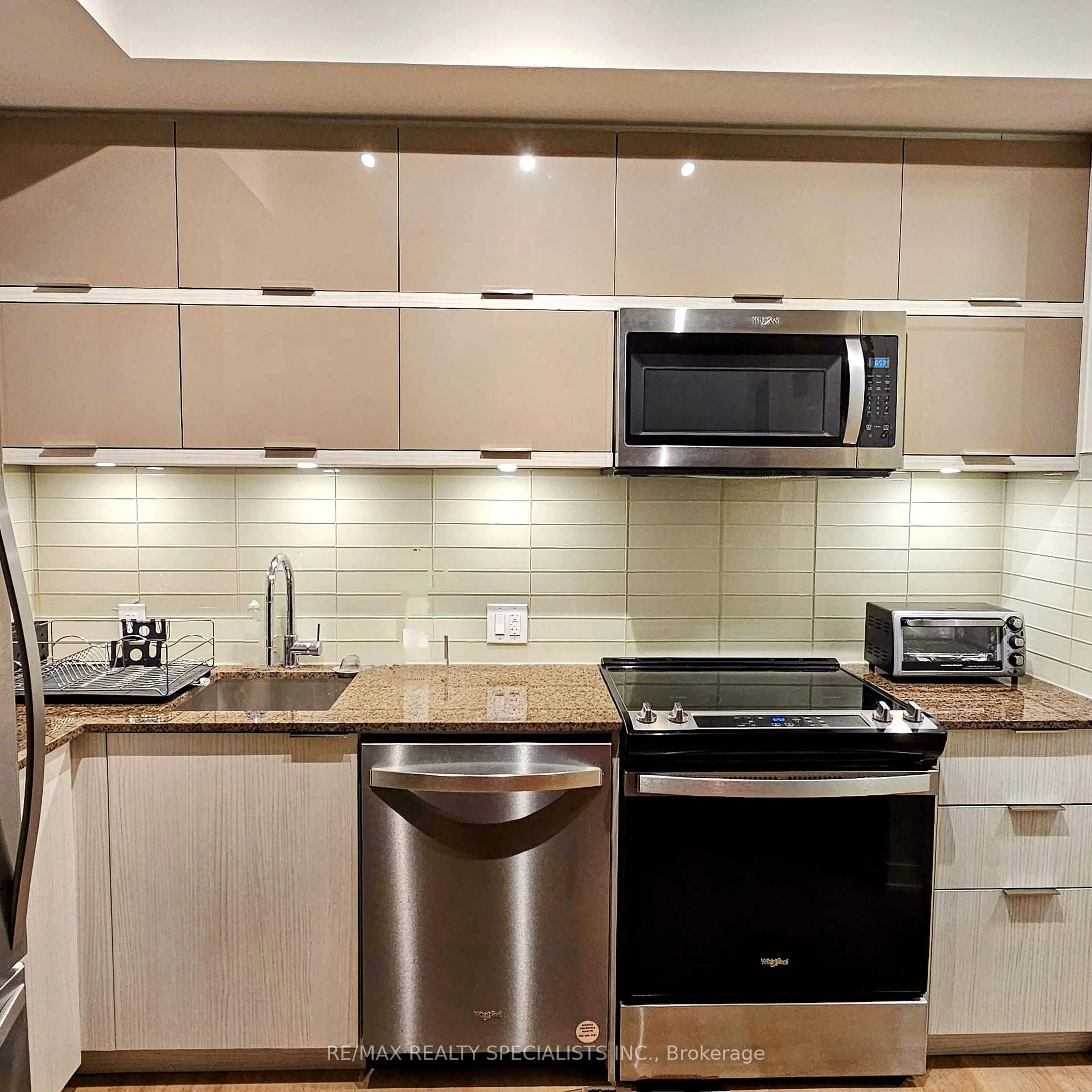 Standard kitchen, ceramic/tile floor for 10 DEERLICK Crt #410, Toronto Ontario M3A 0A7