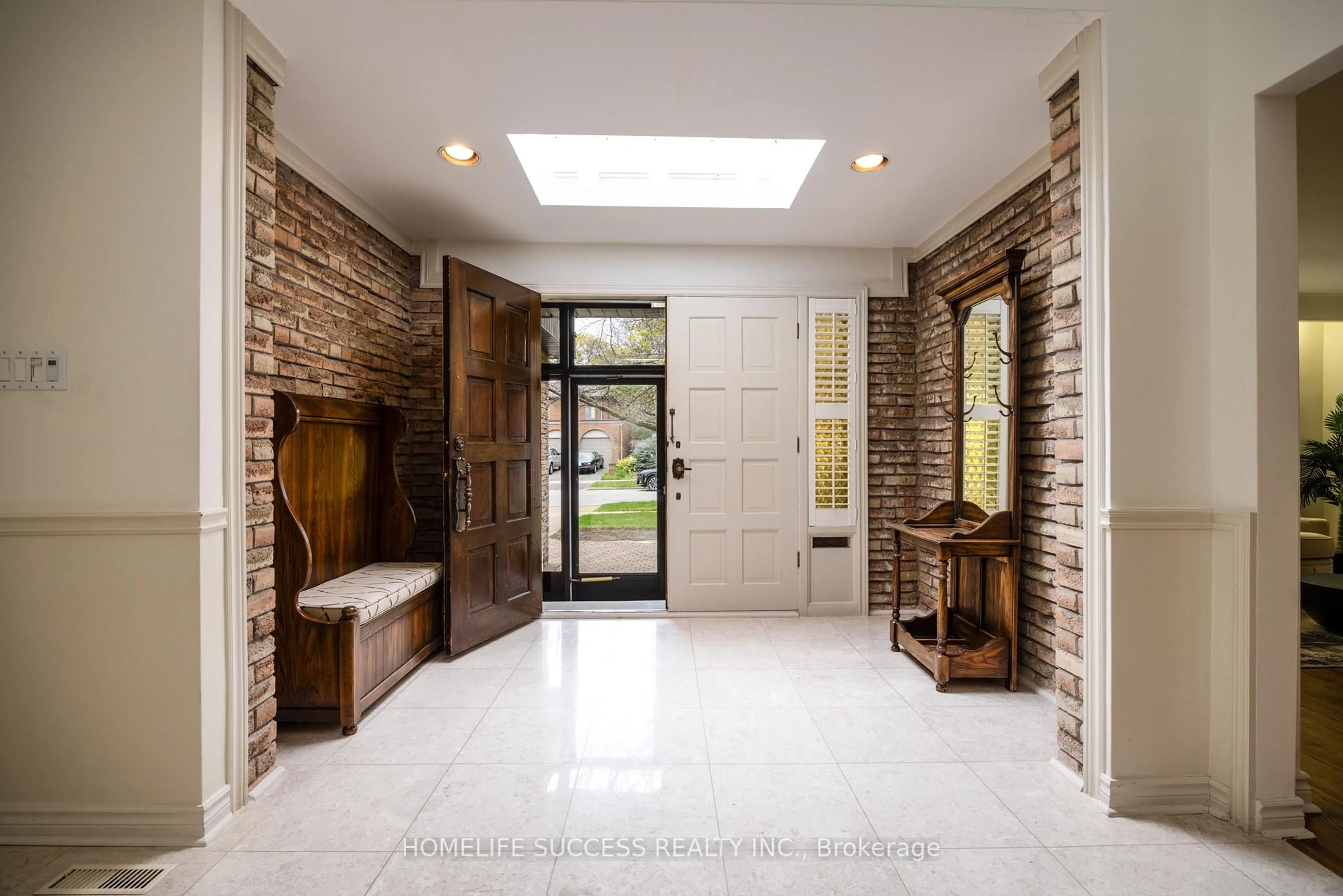 Indoor entryway for 49 Beaverhall Dr, Toronto Ontario M2L 2C8