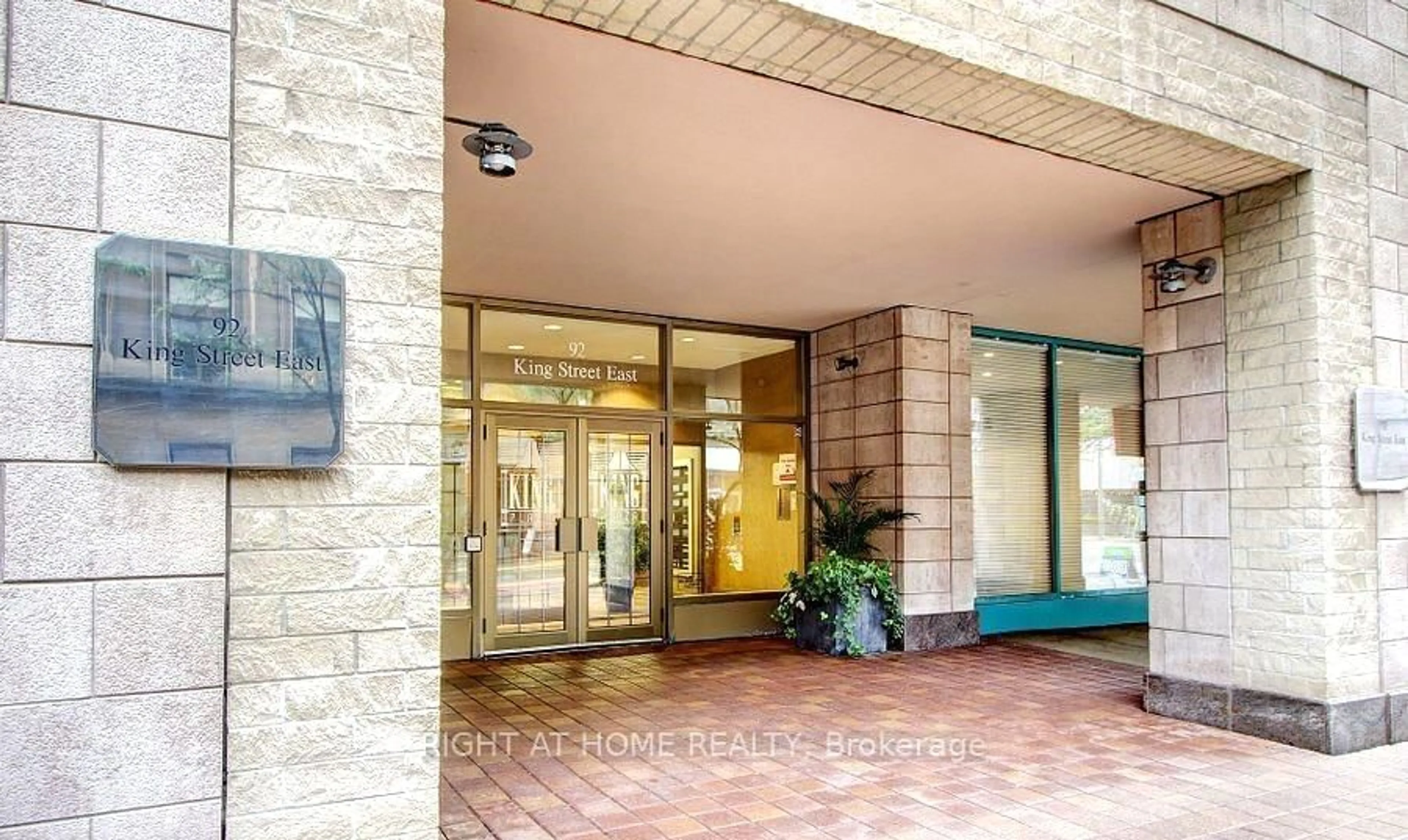 Indoor foyer for 92 King St #403, Toronto Ontario M5C 2V8