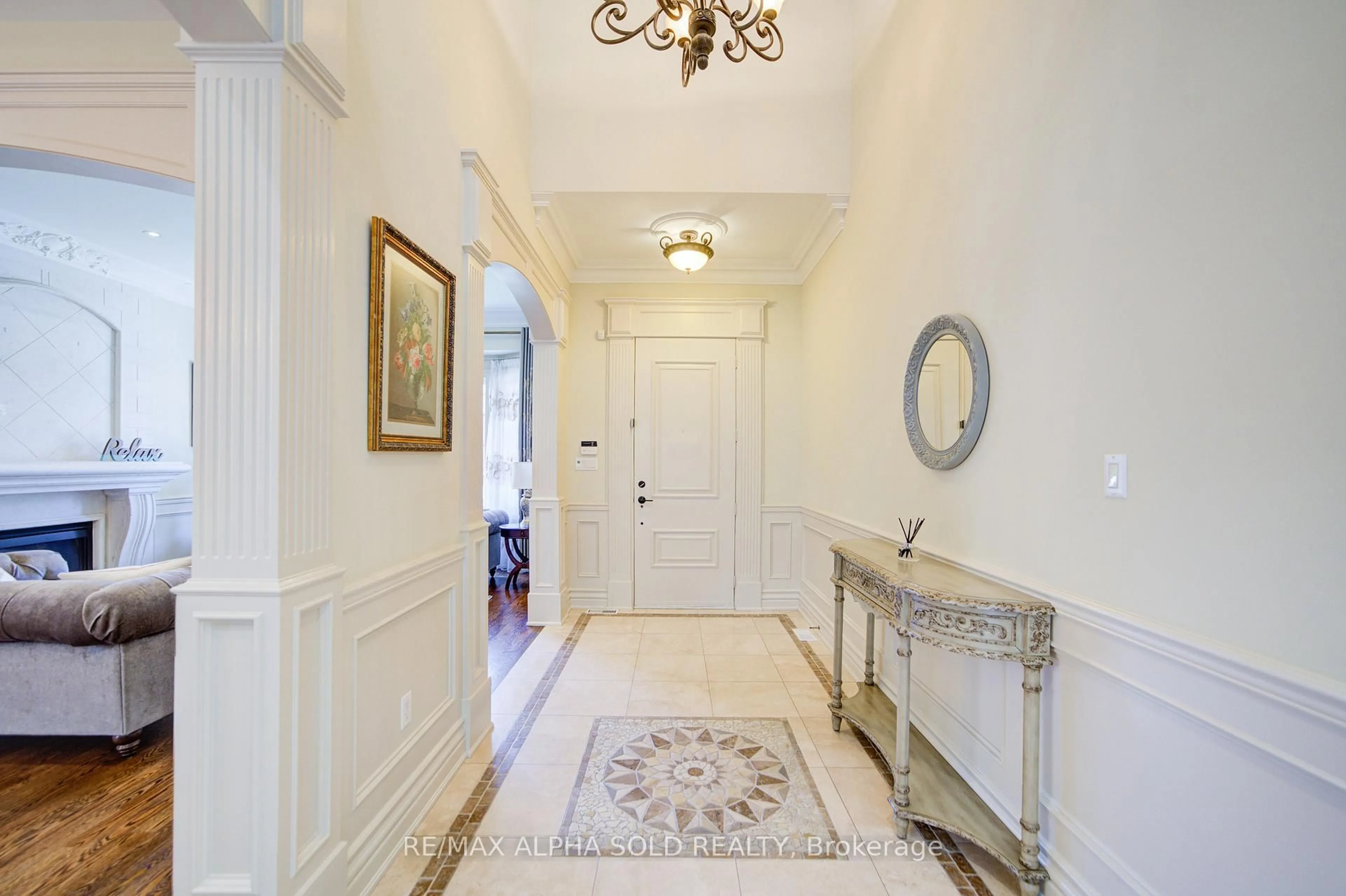 Indoor foyer for 219 Greenfield Ave, Toronto Ontario M2N 3E2