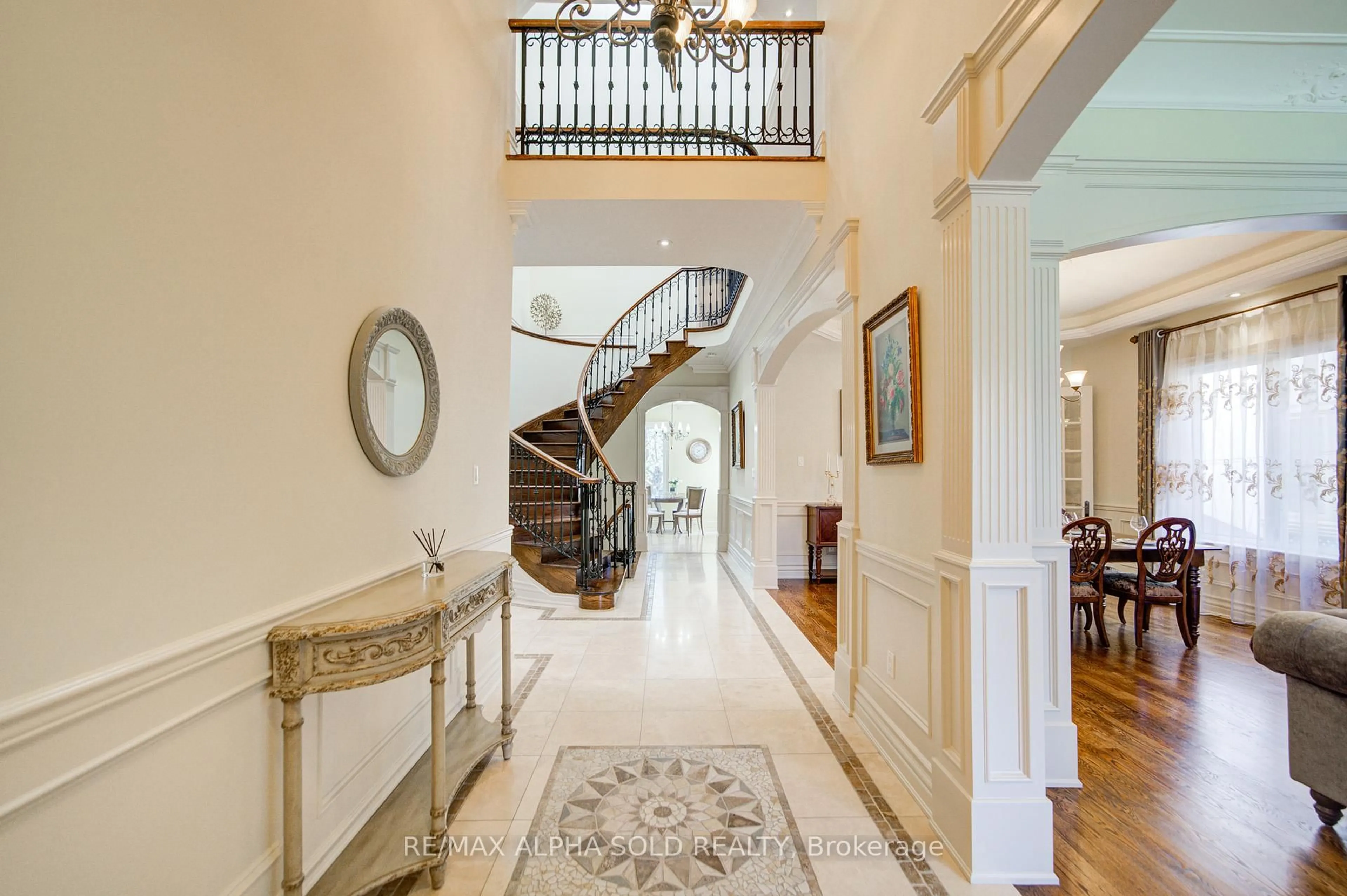Indoor foyer for 219 Greenfield Ave, Toronto Ontario M2N 3E2